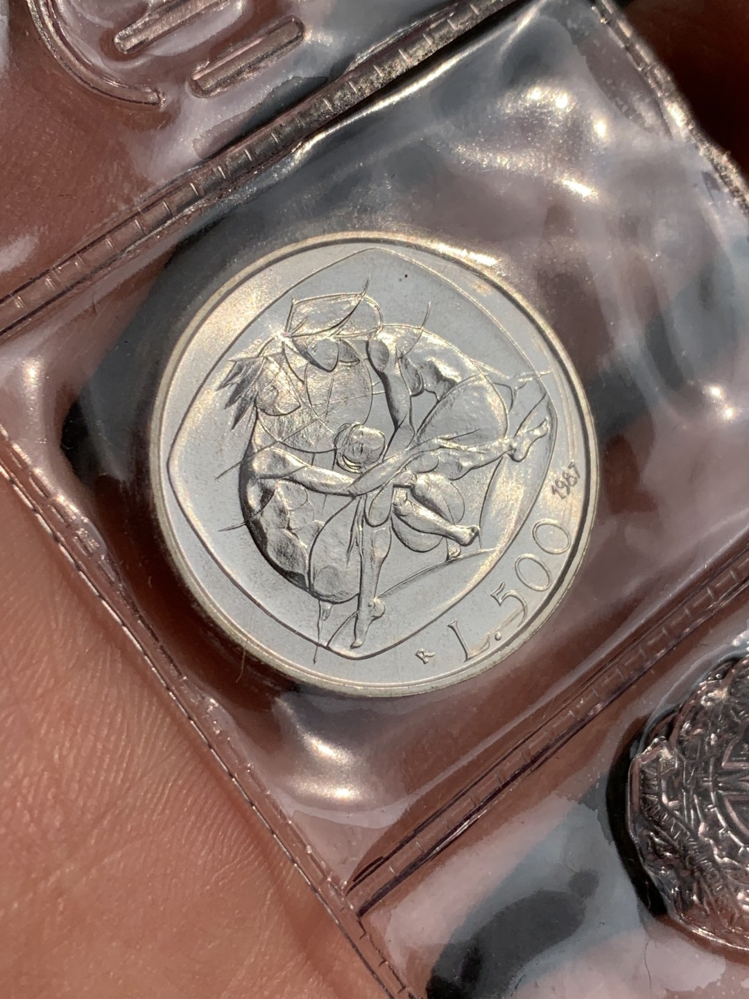 《竞宝斋》第140场-周日，周一，周四 3拍 (全场包邮) 意大利 1987年 父母与孩子家庭年纪念 500里拉银币 原封装