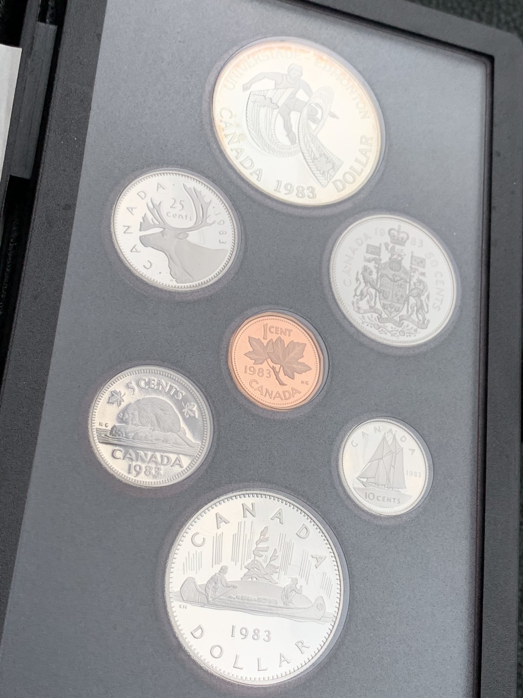 《竞宝斋》第140场-周日，周一，周四 3拍 (全场包邮) 加拿大 1983年 精制七枚套 其中最大1元是银币 原盒证书