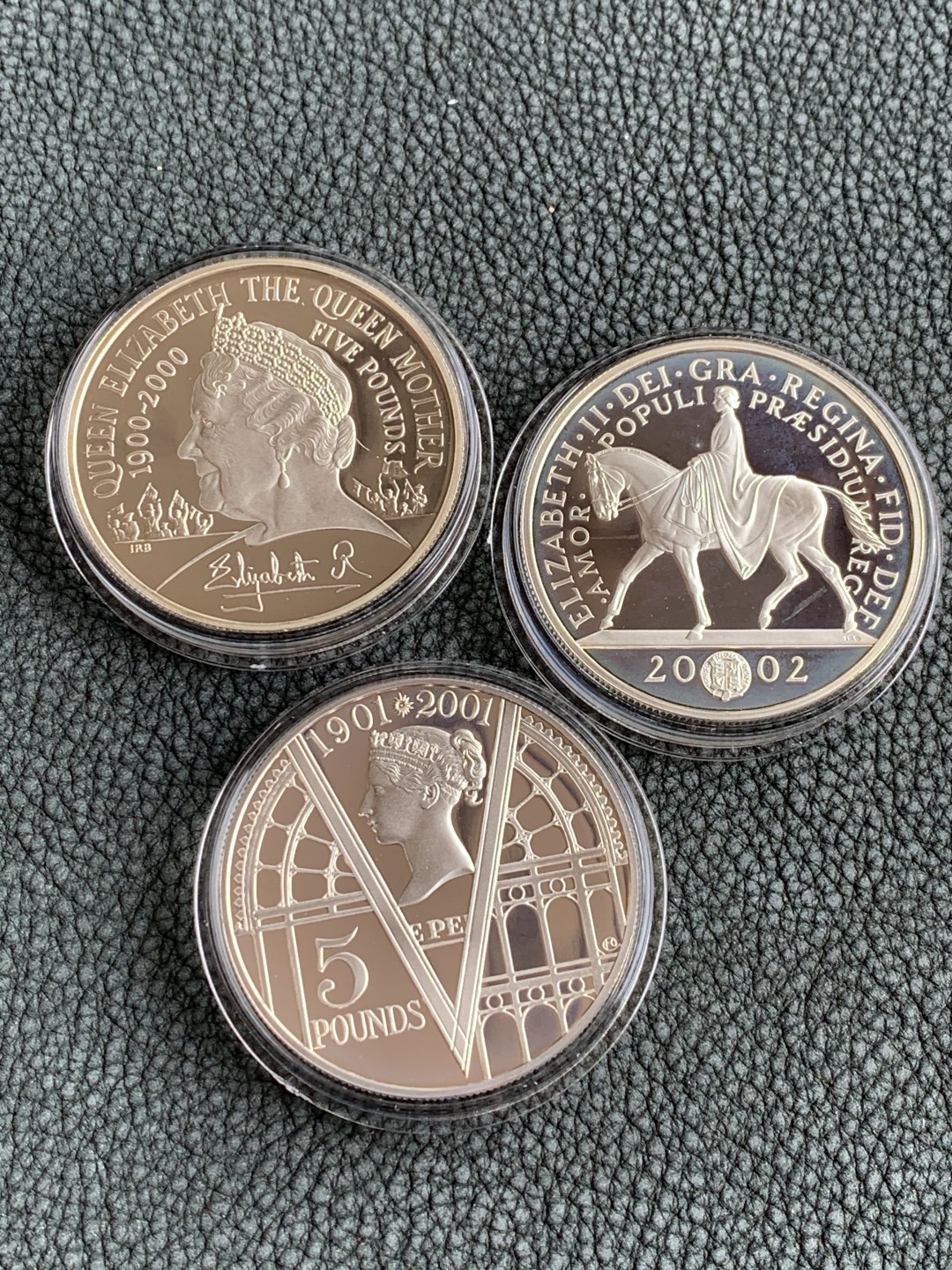《竞宝斋》第140场-周日，周一，周四 3拍 (全场包邮) 英国2000/2001/2002年 女王加冕纪念 三枚套精制大银币 Silver (.925) • 28.28 g 总计84.84克