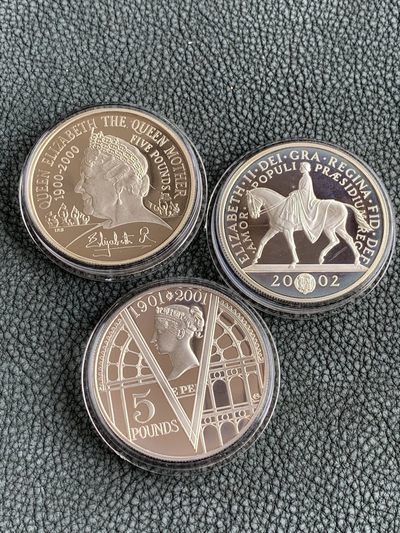 《竞宝斋》第140场-周日，周一，周四 3拍 (全场包邮) - 英国2000/2001/2002年 女王加冕纪念 三枚套精制大银币 Silver (.925) • 28.28 g 总计84.84克