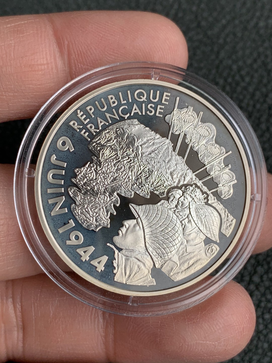 《竞宝斋》第140场-周日，周一，周四 3拍 (全场包邮) 法国2004年 诺曼底登陆纪念 1 1/2欧元 精制大银币PROOF 原盒证书带纸壳