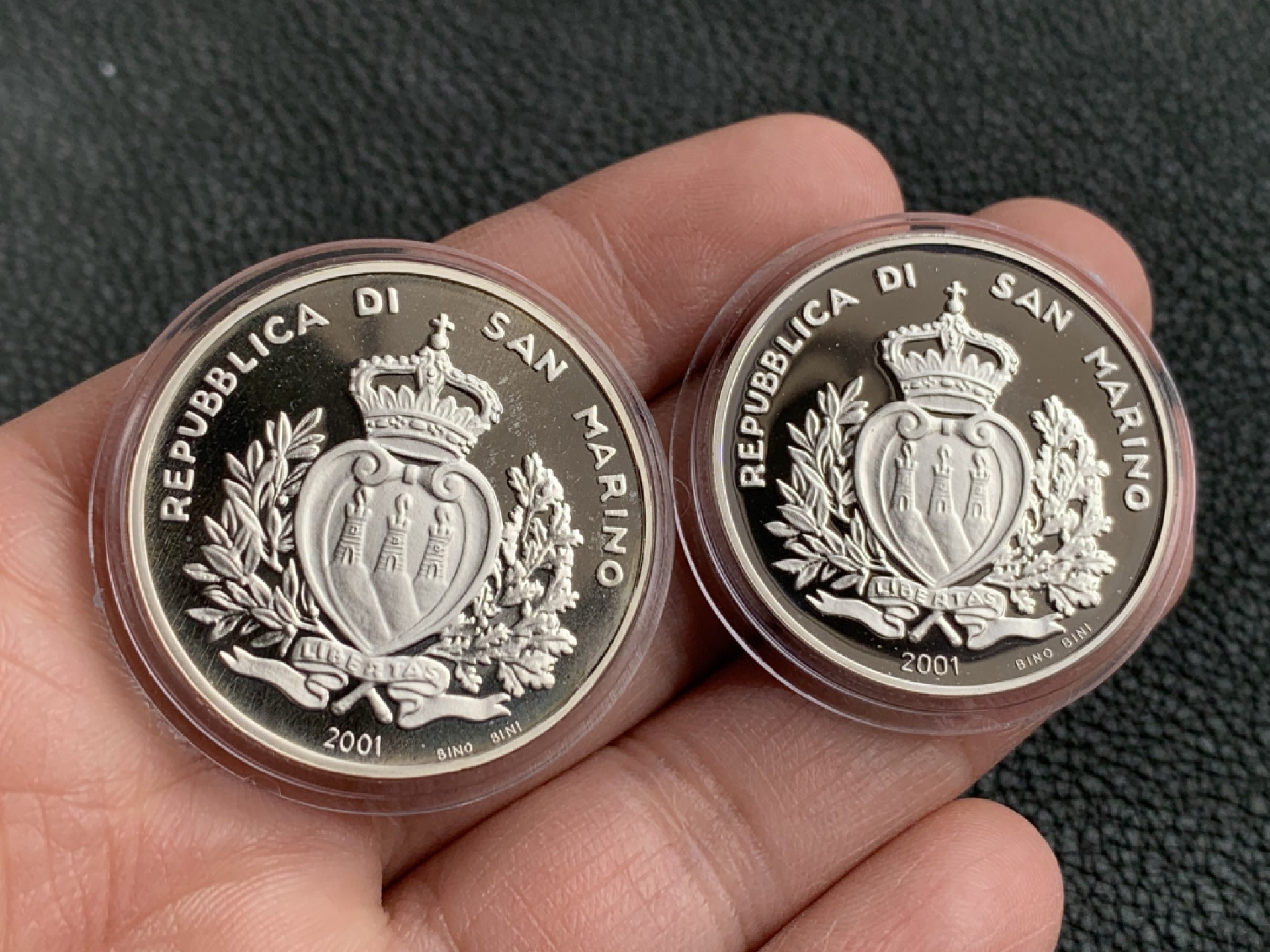 《竞宝斋》第140场-周日，周一，周四 3拍 (全场包邮) 圣马力诺2001年 告别里拉货币系列 5000/10000里拉 精制银币 原盒证书