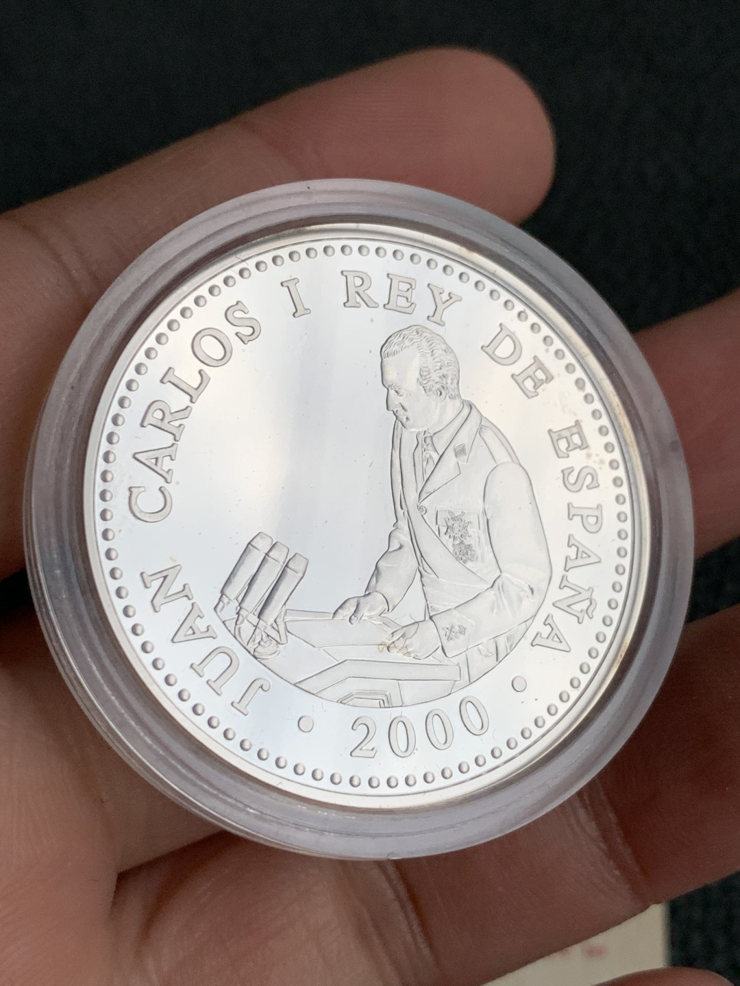 《竞宝斋》第140场-周日，周一，周四 3拍 (全场包邮) 西班牙2000年 加冕二十五周年纪念 2000比塞塔精制大银币 原盒证书