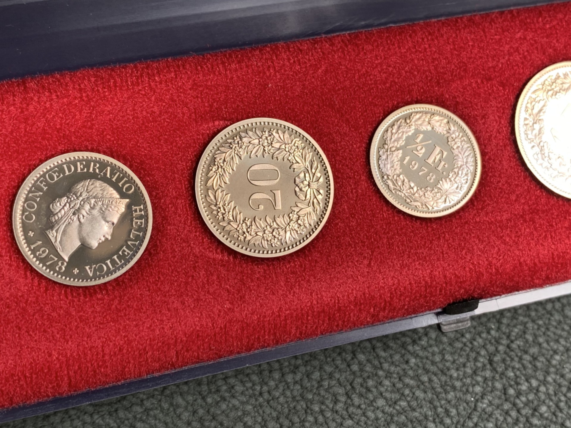 《竞宝斋》第140场-周日，周一，周四 3拍 (全场包邮) 瑞士1978年 八枚套 长盒装原装套币 精制PROOF套币 ，长盒子一直很稀少