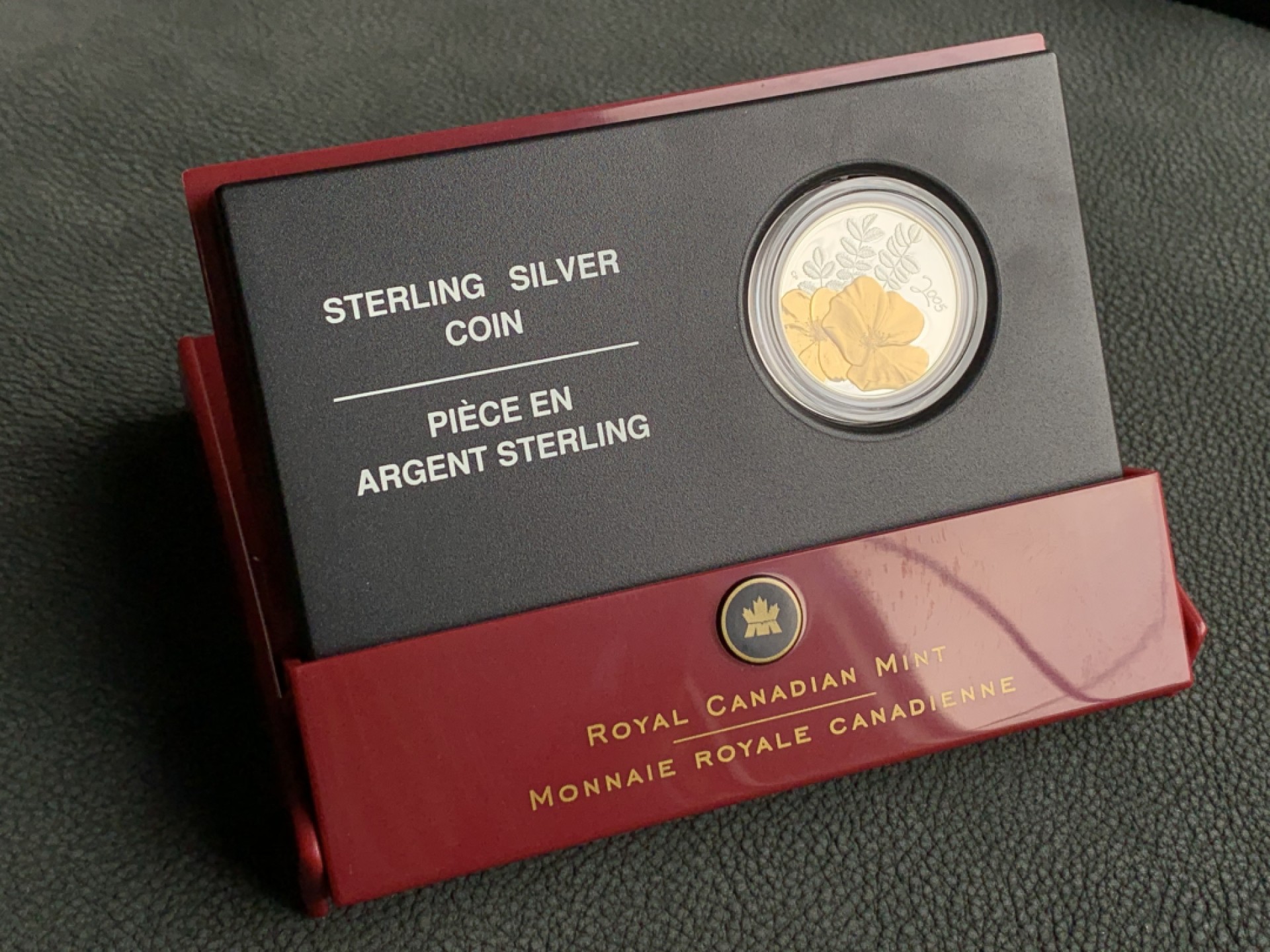 《竞宝斋》第140场-周日，周一，周四 3拍 (全场包邮) 原盒证书 加拿大2005年半圆 镀金银币 非常少见的品种