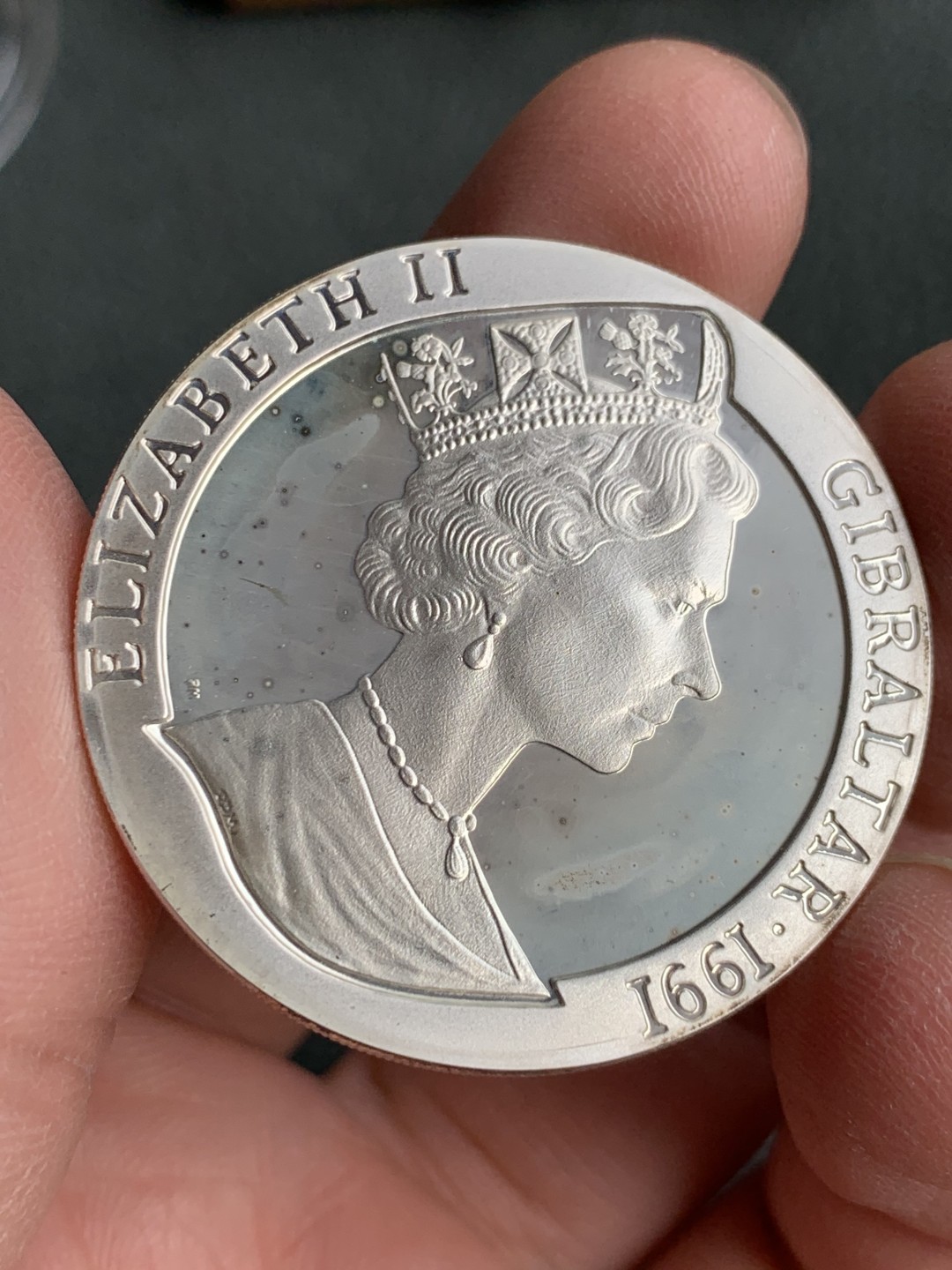 《竞宝斋》第140场-周日，周一，周四 3拍 (全场包邮) 直布罗陀1991年 1克朗地球图案 大银币 木盒证书