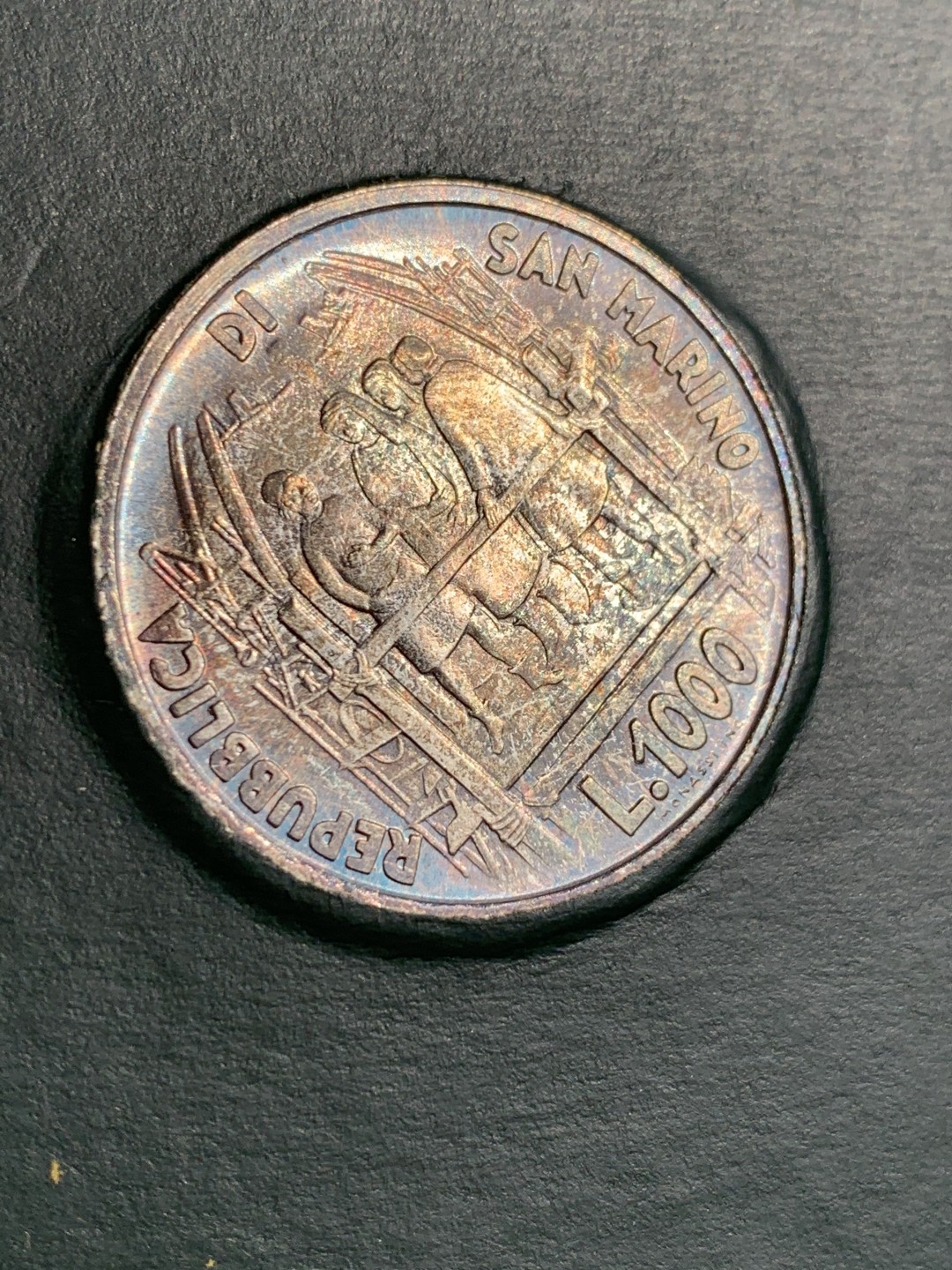 《竞宝斋》第140场-周日，周一，周四 3拍 (全场包邮) 圣马力诺 1977年 六百周年纪念 1000里拉银币 五彩包浆