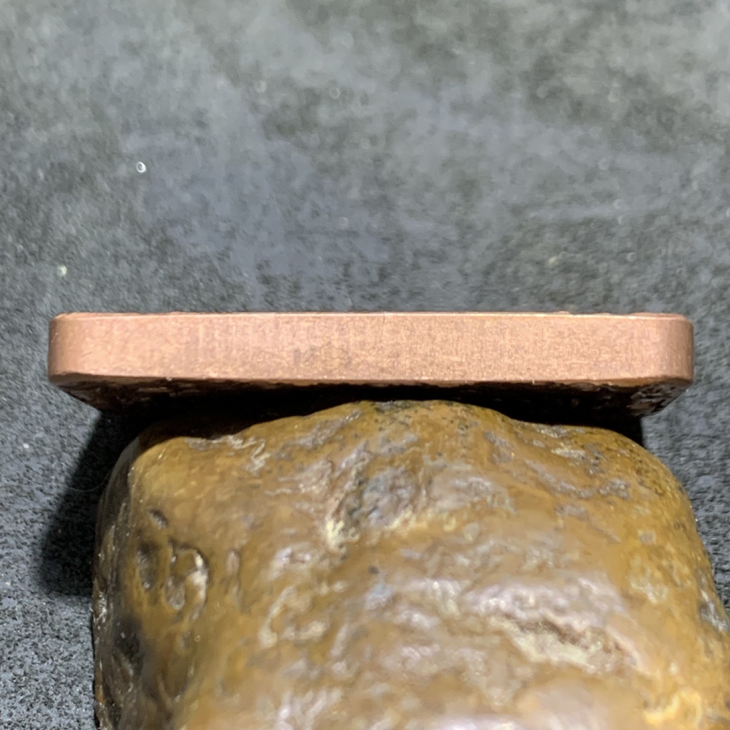 精美紫铜忠义关二爷护身牌一个，