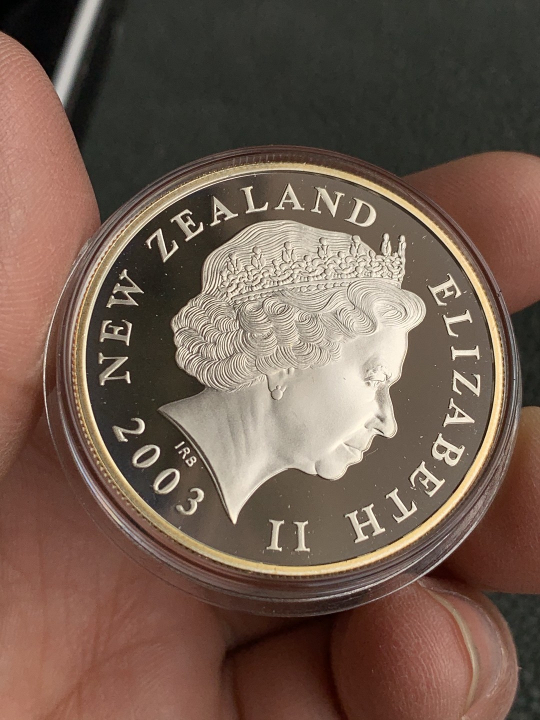 《竞宝斋》第140场-周日，周一，周四 3拍 (全场包邮) 新西兰2003年 指环王镀金戒指 1元 精制大银币 28.28克 925银 原盒证书 非常稀少
