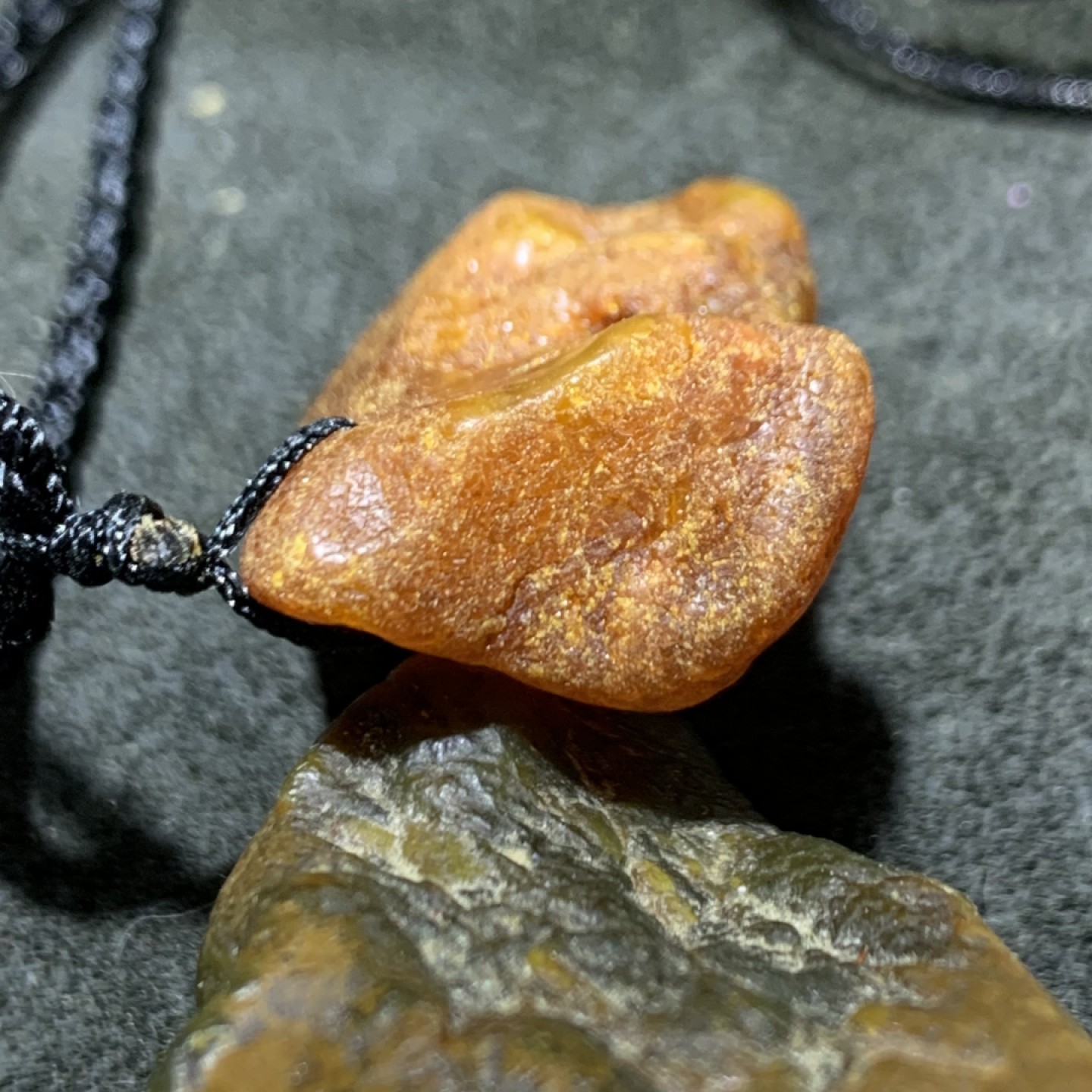 精品橘皮纹蜜蜡随形原石吊坠一块