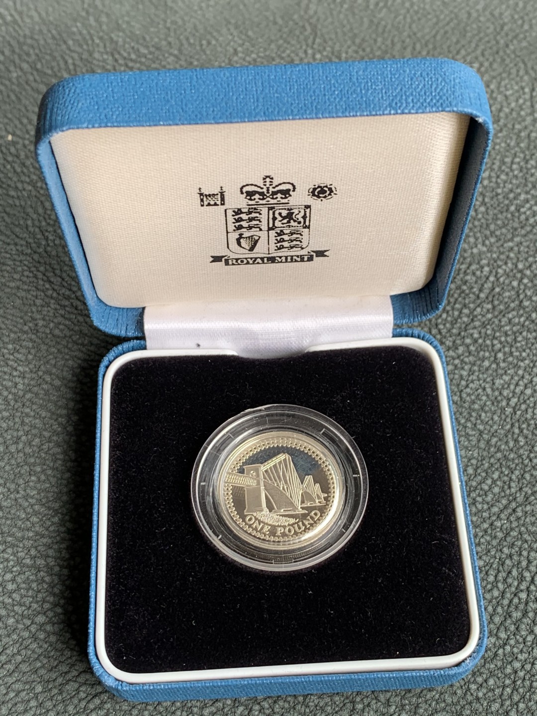 《竞宝斋》第140场-周日，周一，周四 3拍 (全场包邮) 英国2004年 福斯桥1镑 PROOF精制银币 非常漂亮少见的英系币