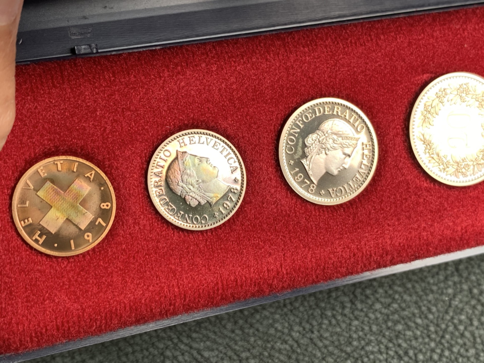 《竞宝斋》第140场-周日，周一，周四 3拍 (全场包邮) 瑞士1978年 八枚套 长盒装原装套币 精制PROOF套币 ，长盒子一直很稀少