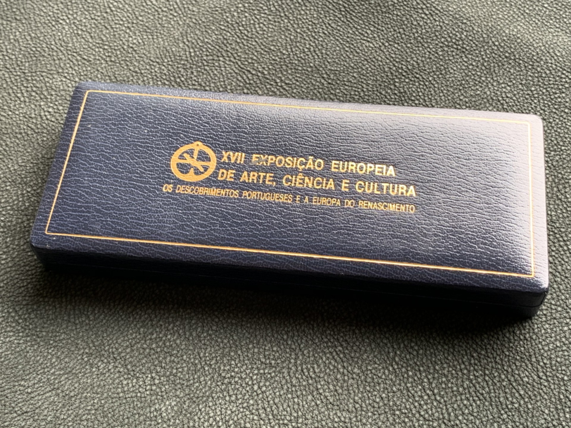 《竞宝斋》第140场-周日，周一，周四 3拍 (全场包邮) 葡萄牙 1983年 欧洲世博会纪念 500/750/1000埃斯库多精制银币 原盒证书非常难得 平时都是见到普制没有精制