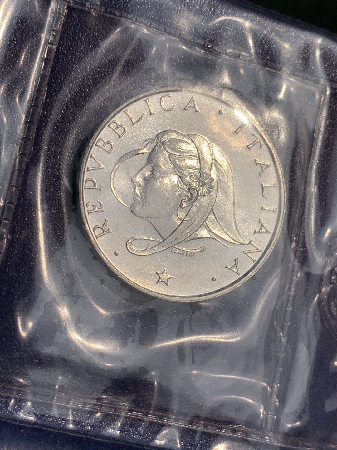 《竞宝斋》第140场-周日，周一，周四 3拍 (全场包邮) 意大利 1987年 家庭年纪念 500里拉银币 原封装带钱包