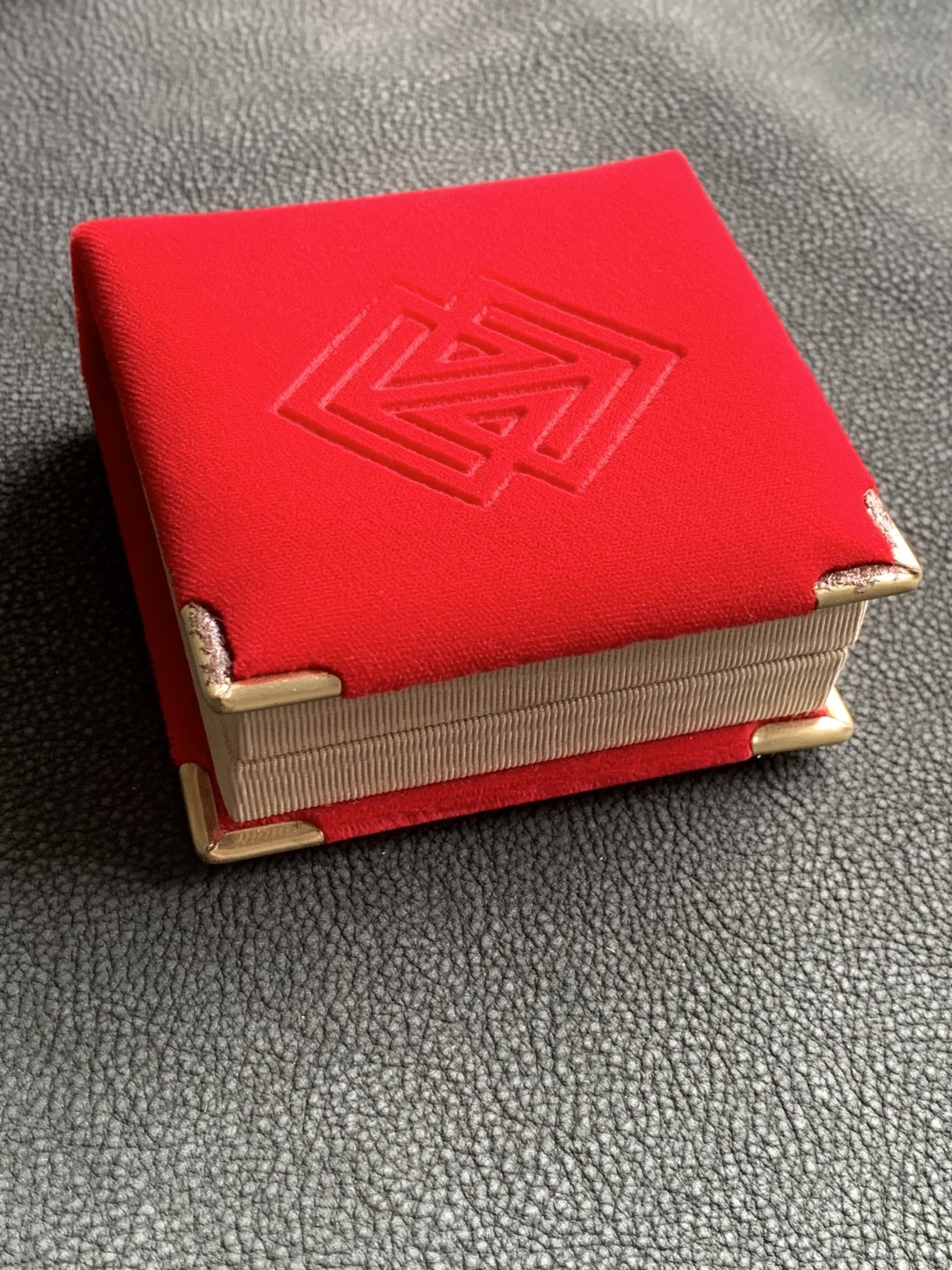 《竞宝斋》第140场-周日，周一，周四 3拍 (全场包邮) 澳门1999年 妈祖阁 100元 精制大银币 带镀金 原盒证书 非常漂亮