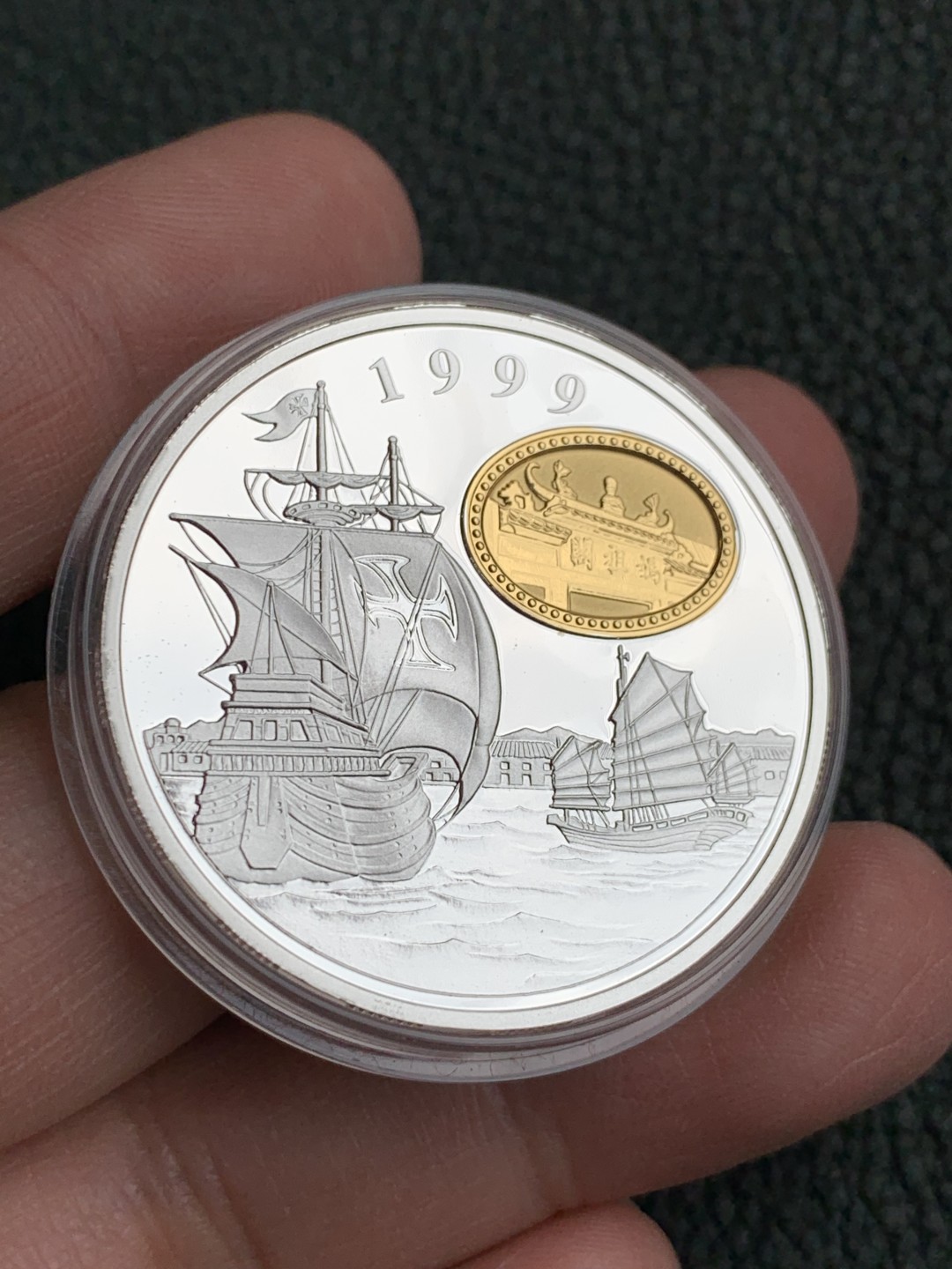 《竞宝斋》第140场-周日，周一，周四 3拍 (全场包邮) 澳门1999年 妈祖阁 100元 精制大银币 带镀金 原盒证书 非常漂亮