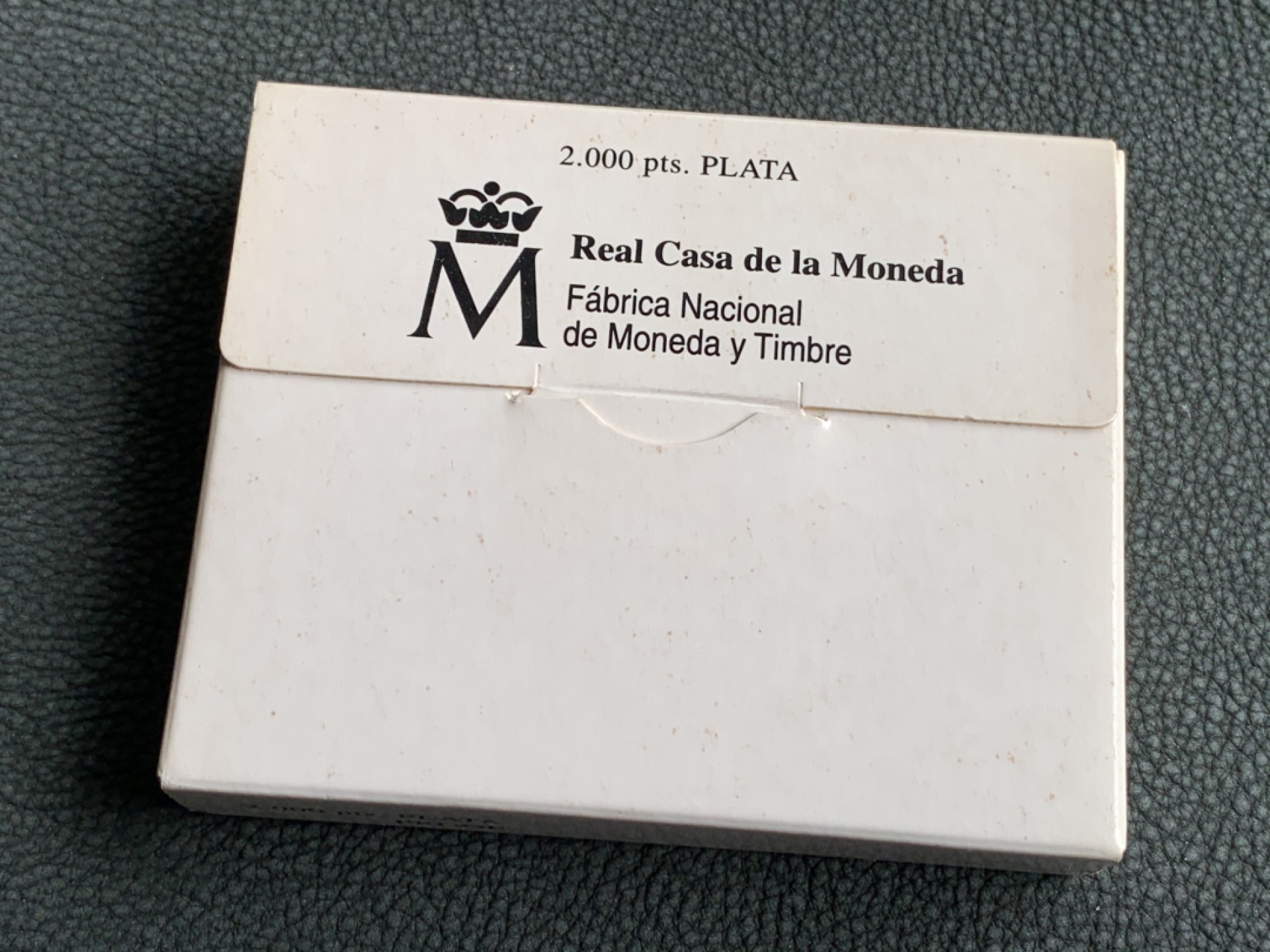 《竞宝斋》第140场-周日，周一，周四 3拍 (全场包邮) 西班牙2000年 建城700周年纪念 2000比塞塔精制大银币 原盒证书