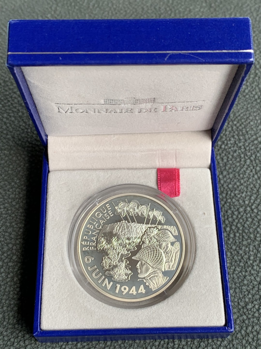 《竞宝斋》第140场-周日，周一，周四 3拍 (全场包邮) 法国2004年 诺曼底登陆纪念 1 1/2欧元 精制大银币PROOF 原盒证书带纸壳