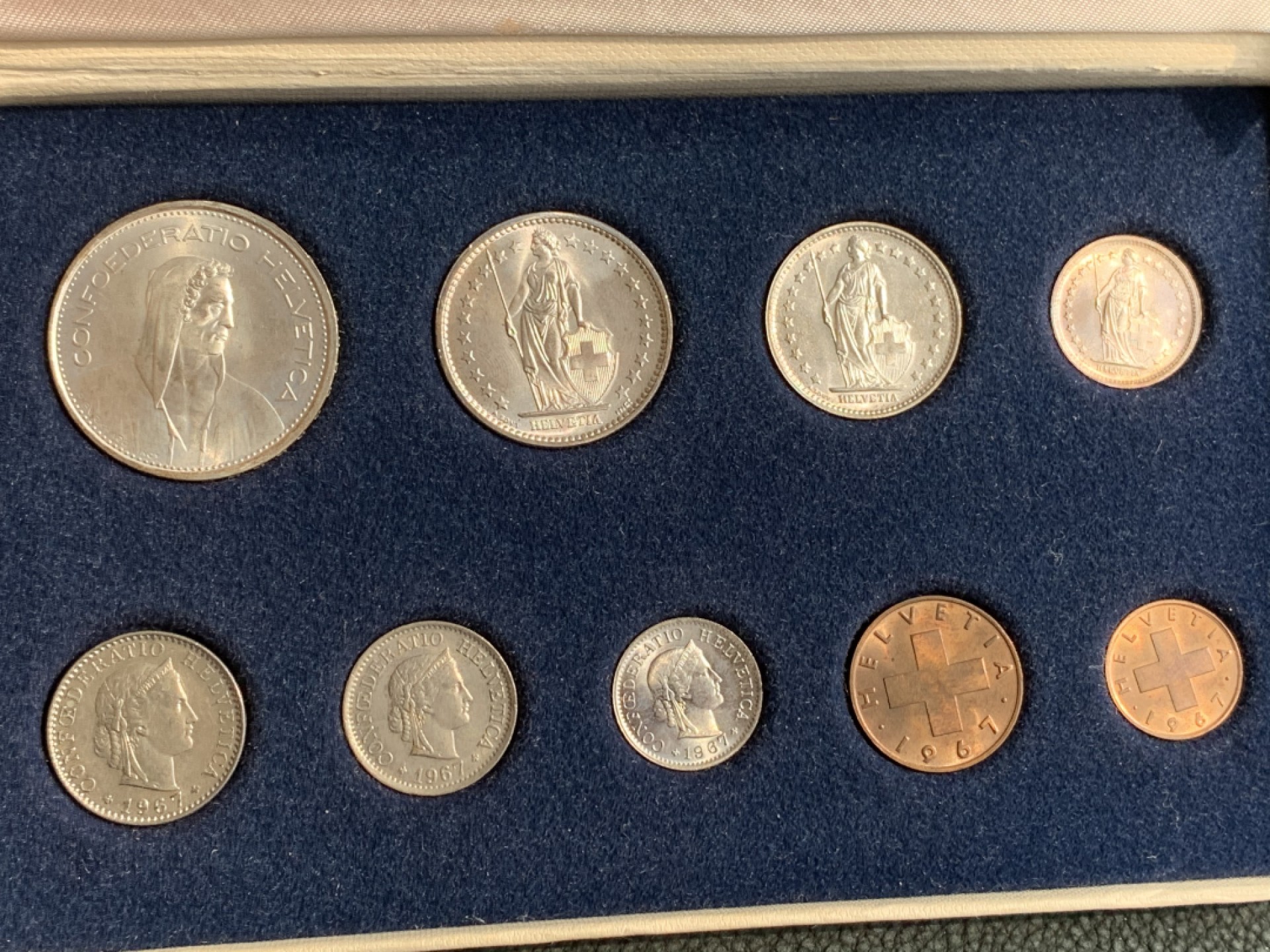 《竞宝斋》第140场-周日，周一，周四 3拍 (全场包邮) 瑞士1967年 九枚套 原装套币 其中1/2法郎-5法郎四枚都是银币 顶级品相 非常漂亮