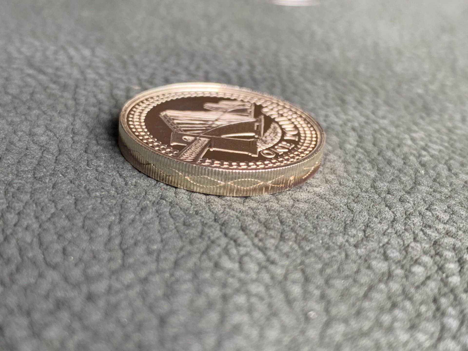 《竞宝斋》第140场-周日，周一，周四 3拍 (全场包邮) 英国2004年 福斯桥1镑 PROOF精制银币 非常漂亮少见的英系币