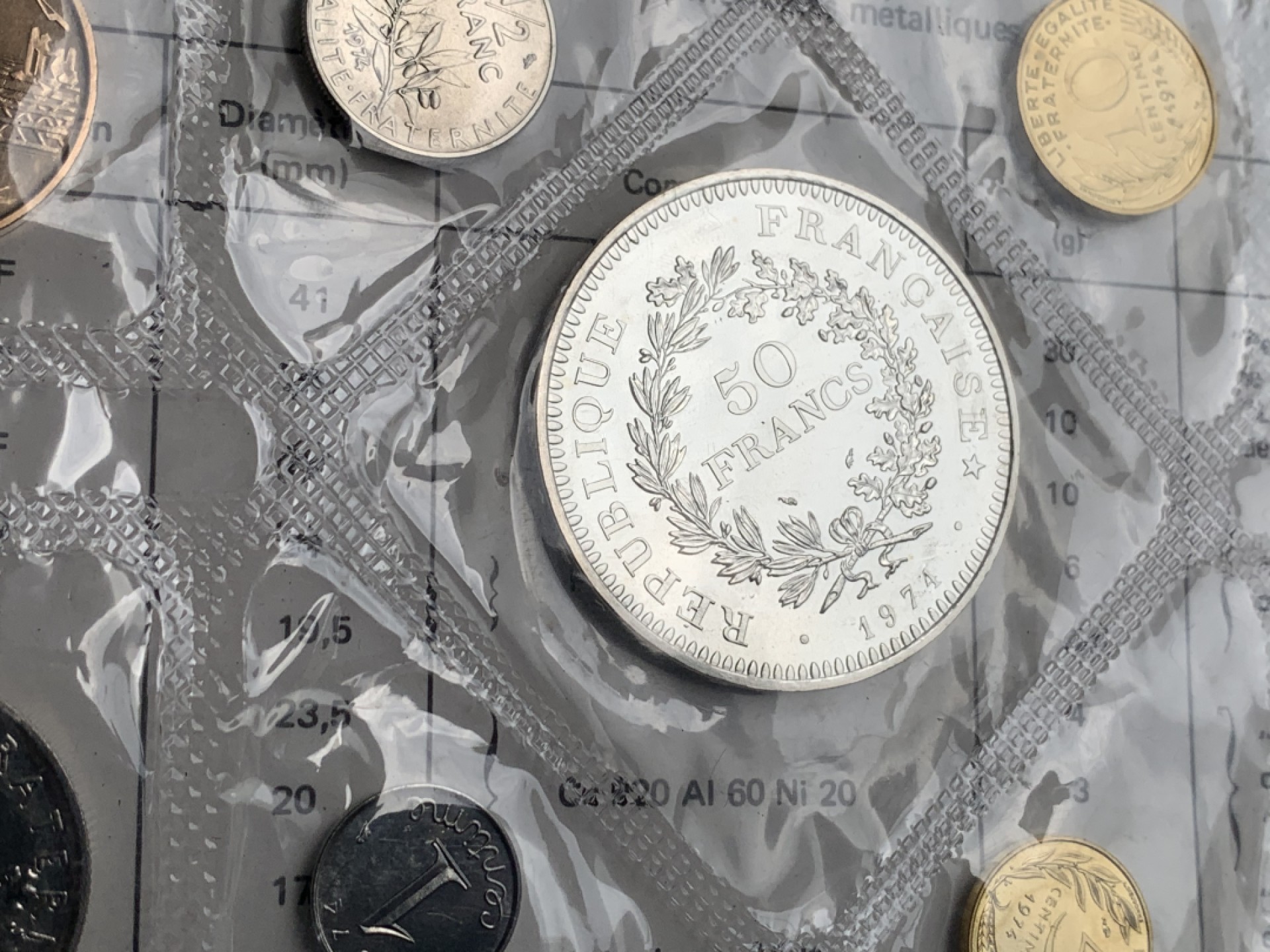 《竞宝斋》第140场-周日，周一，周四 3拍 (全场包邮) 法国1974年 九枚套 大力神50法郎是30克大银币 原盒证书