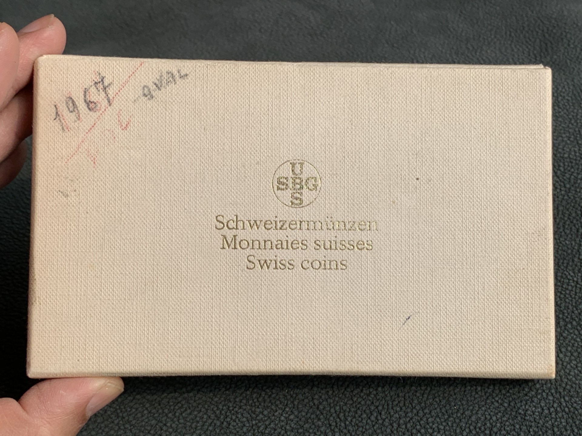 《竞宝斋》第140场-周日，周一，周四 3拍 (全场包邮) 瑞士1967年 九枚套 原装套币 其中1/2法郎-5法郎四枚都是银币 顶级品相 非常漂亮