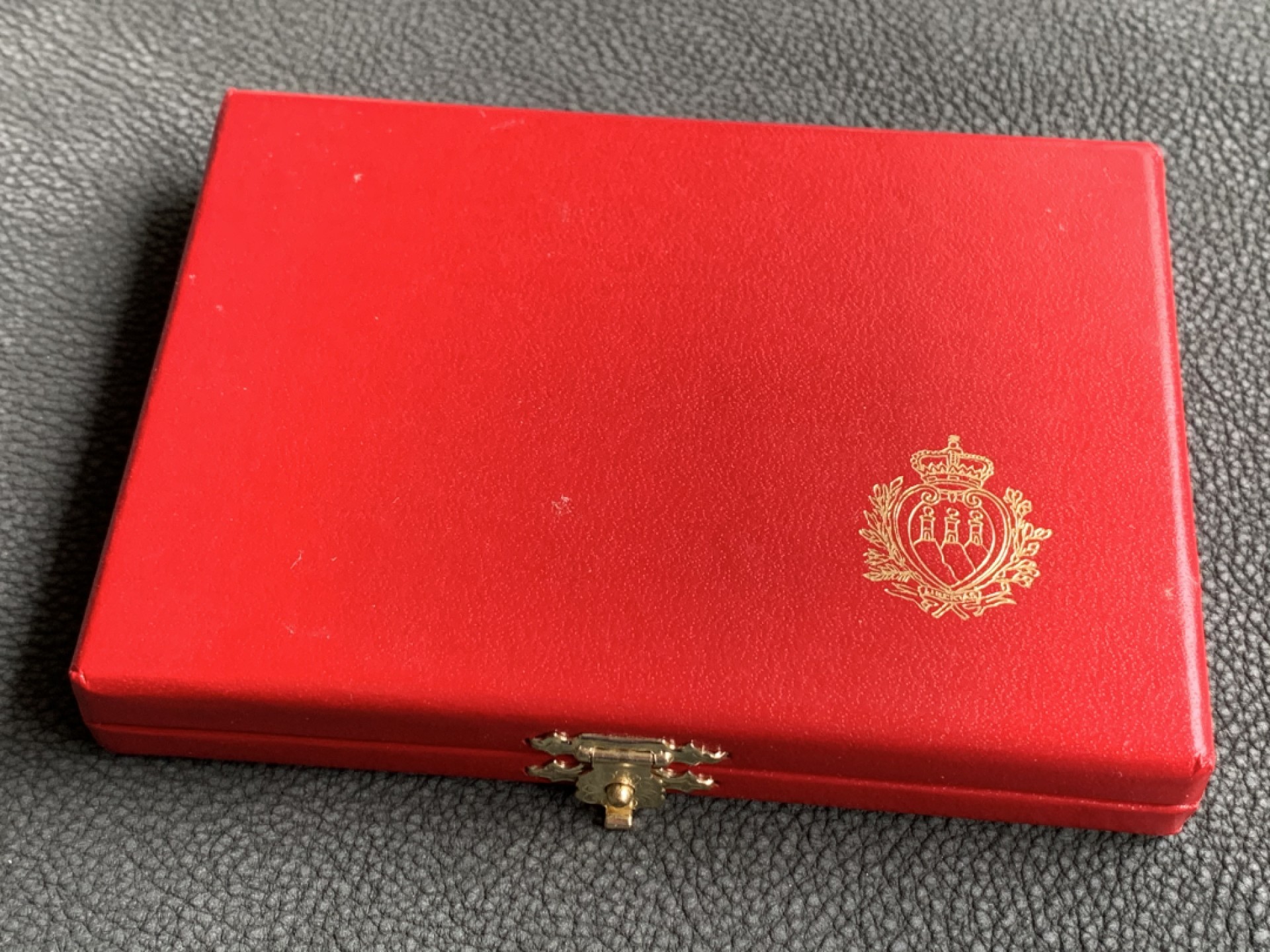 《竞宝斋》第140场-周日，周一，周四 3拍 (全场包邮) 圣马力诺1990年 大力神杯 500/1000里拉银币 原盒证书