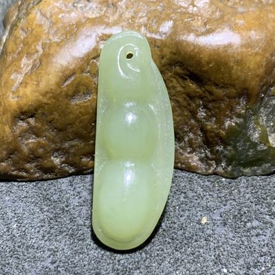 天然青海料和田玉雕刻四季豆一个 - 天然青海料和田玉雕刻四季豆一个