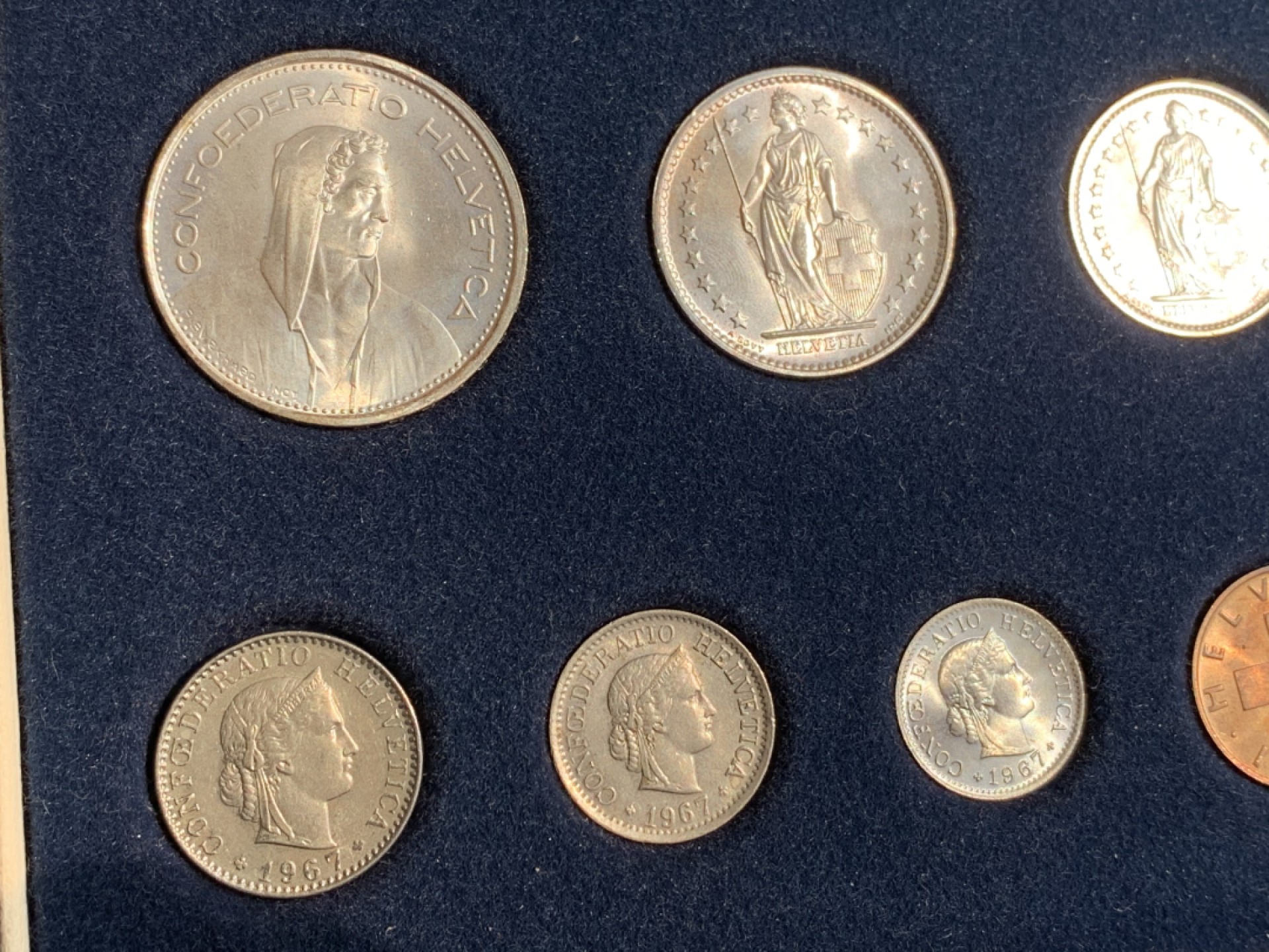 《竞宝斋》第140场-周日，周一，周四 3拍 (全场包邮) 瑞士1967年 九枚套 原装套币 其中1/2法郎-5法郎四枚都是银币 顶级品相 非常漂亮