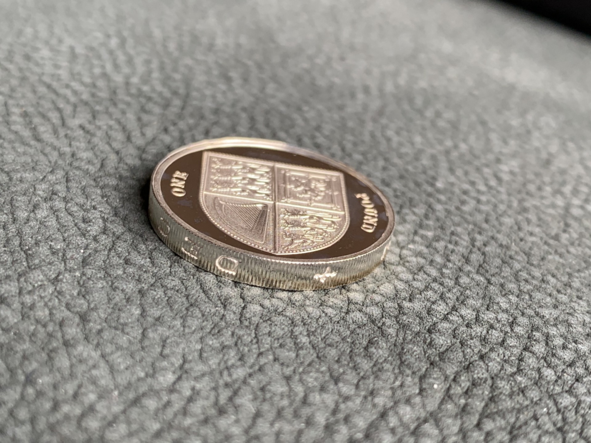 《竞宝斋》第140场-周日，周一，周四 3拍 (全场包邮) 英国2009年 盾徽1镑 精制银币 PROOF 非常漂亮