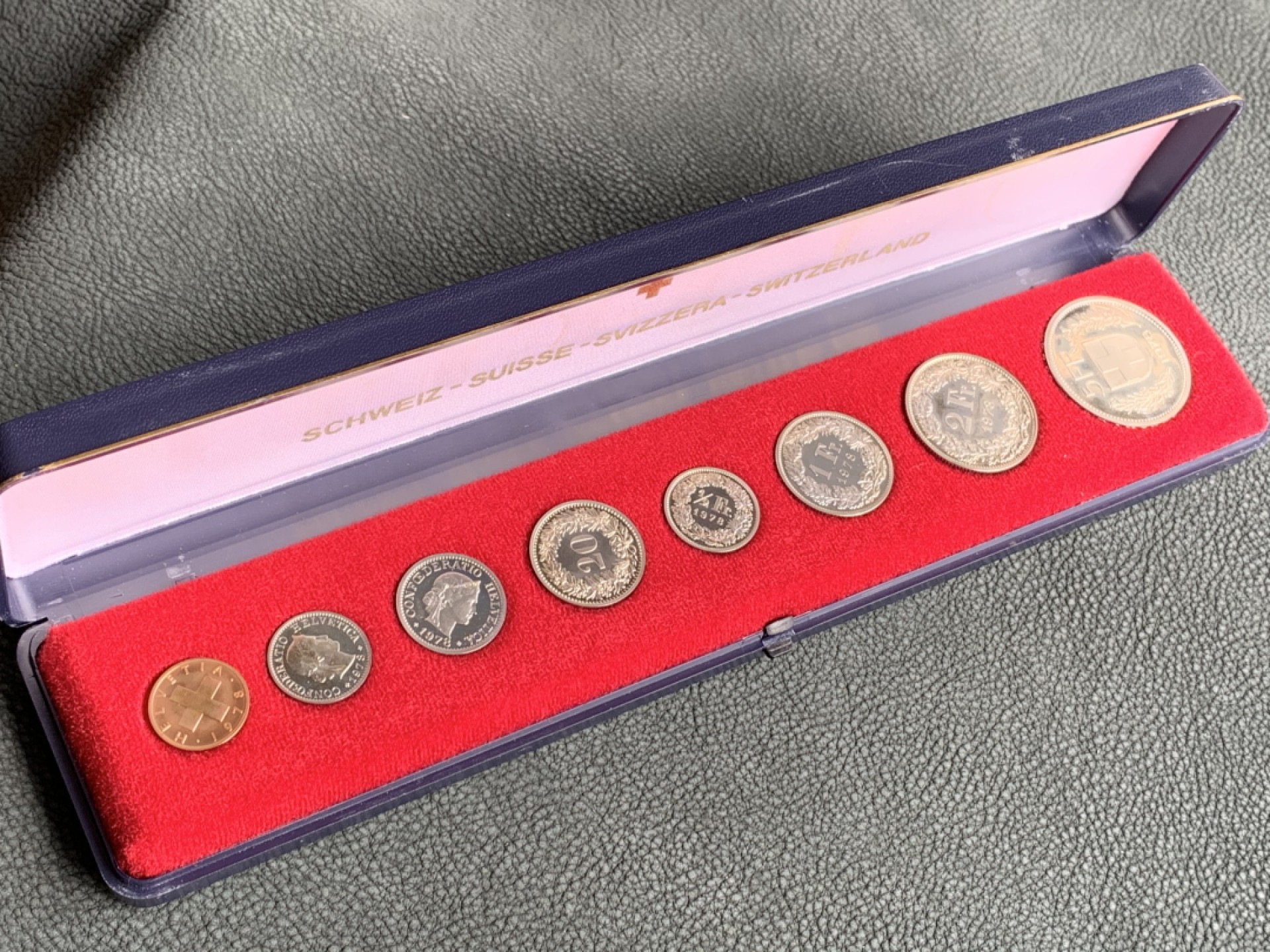 《竞宝斋》第140场-周日，周一，周四 3拍 (全场包邮) 瑞士1978年 八枚套 长盒装原装套币 精制PROOF套币 ，长盒子一直很稀少