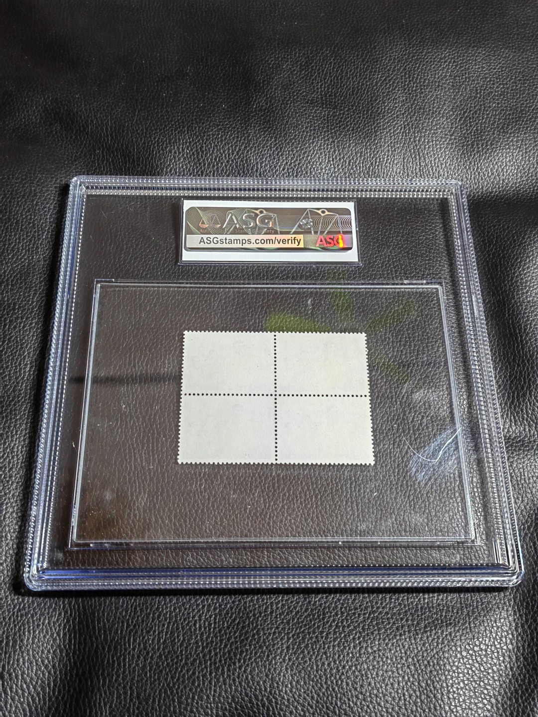 洪涛臻品批发群  精选邮票限时拍卖第二百一十七期 文17知青★新★4分★漏纽扣4方连一组★ ASG85分OG ，小型张盒，文革两大变体票，一是文18漏刺刀，二是文17漏纽扣。版撕精品送评，票全品无瑕疵，变体票存世量少，潜力巨大，喜欢不要错过，目前ASG评级处于初级阶段，注意趁早下手囤精品货，未来一定有意想不到的收获，(最后一图是漏纽扣变体对比图)