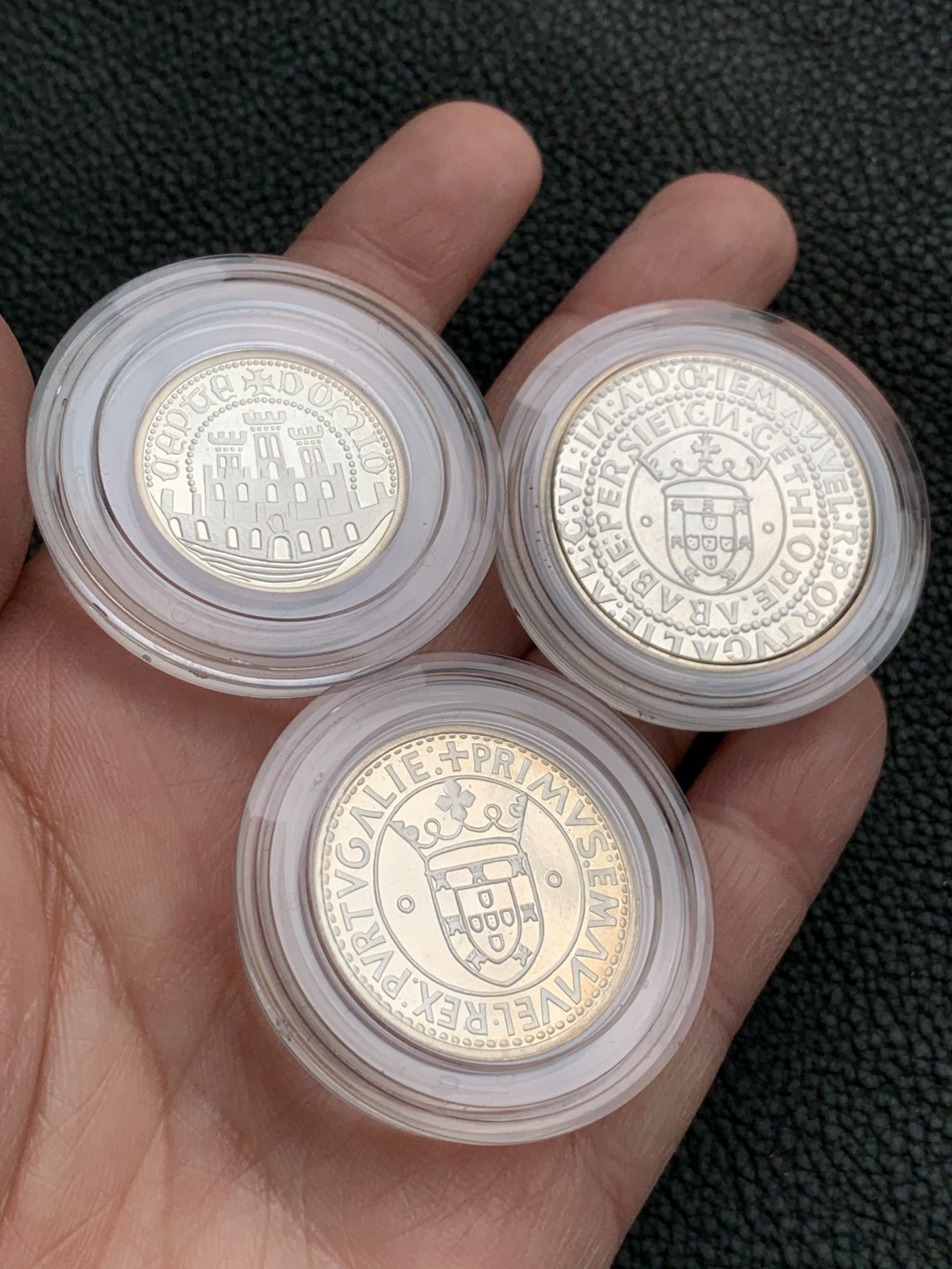 《竞宝斋》第140场-周日，周一，周四 3拍 (全场包邮) 葡萄牙 1983年 欧洲世博会纪念 500/750/1000埃斯库多精制银币 原盒证书非常难得 平时都是见到普制没有精制