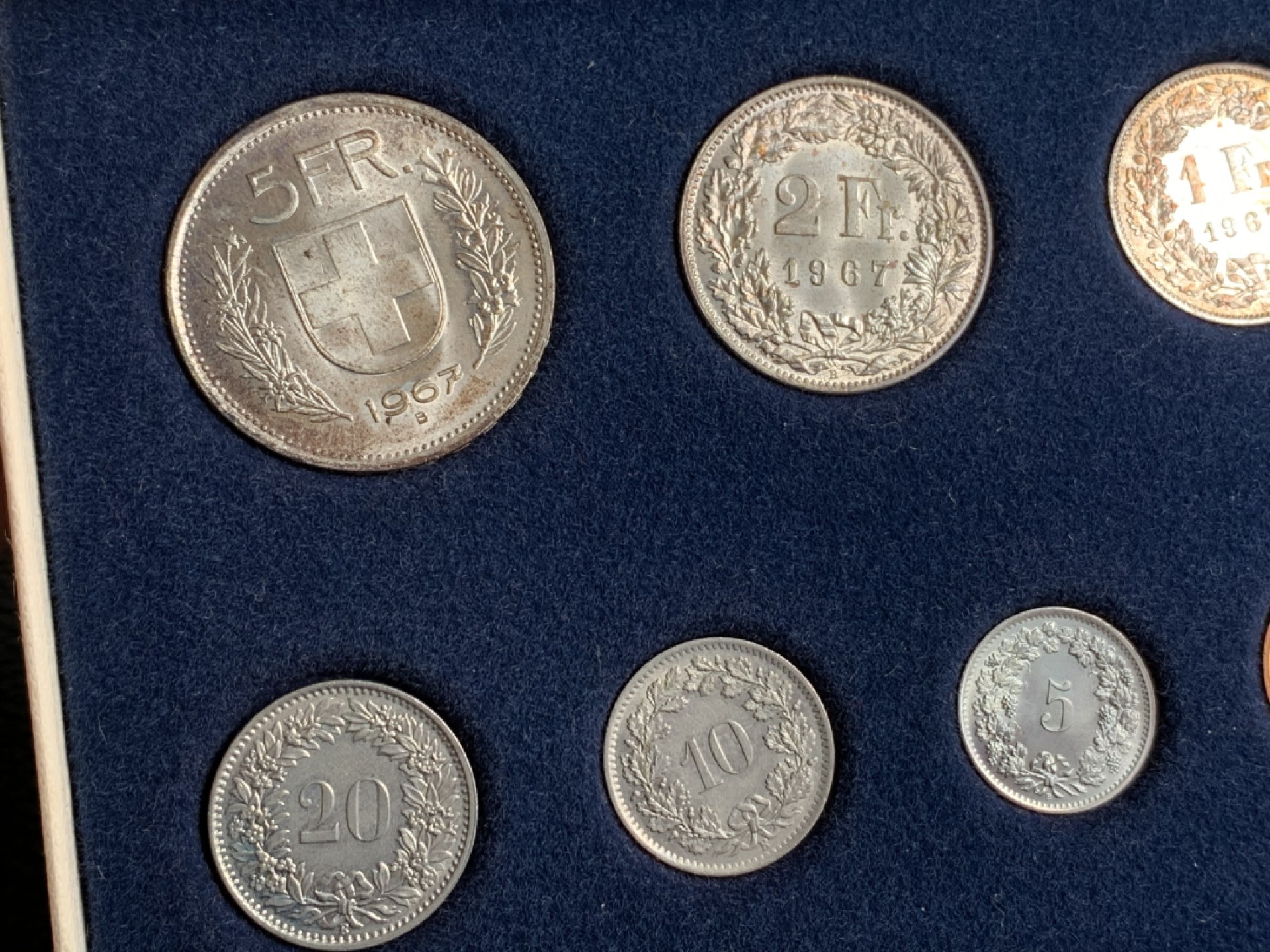 《竞宝斋》第140场-周日，周一，周四 3拍 (全场包邮) 瑞士1967年 九枚套 原装套币 其中1/2法郎-5法郎四枚都是银币 顶级品相 非常漂亮