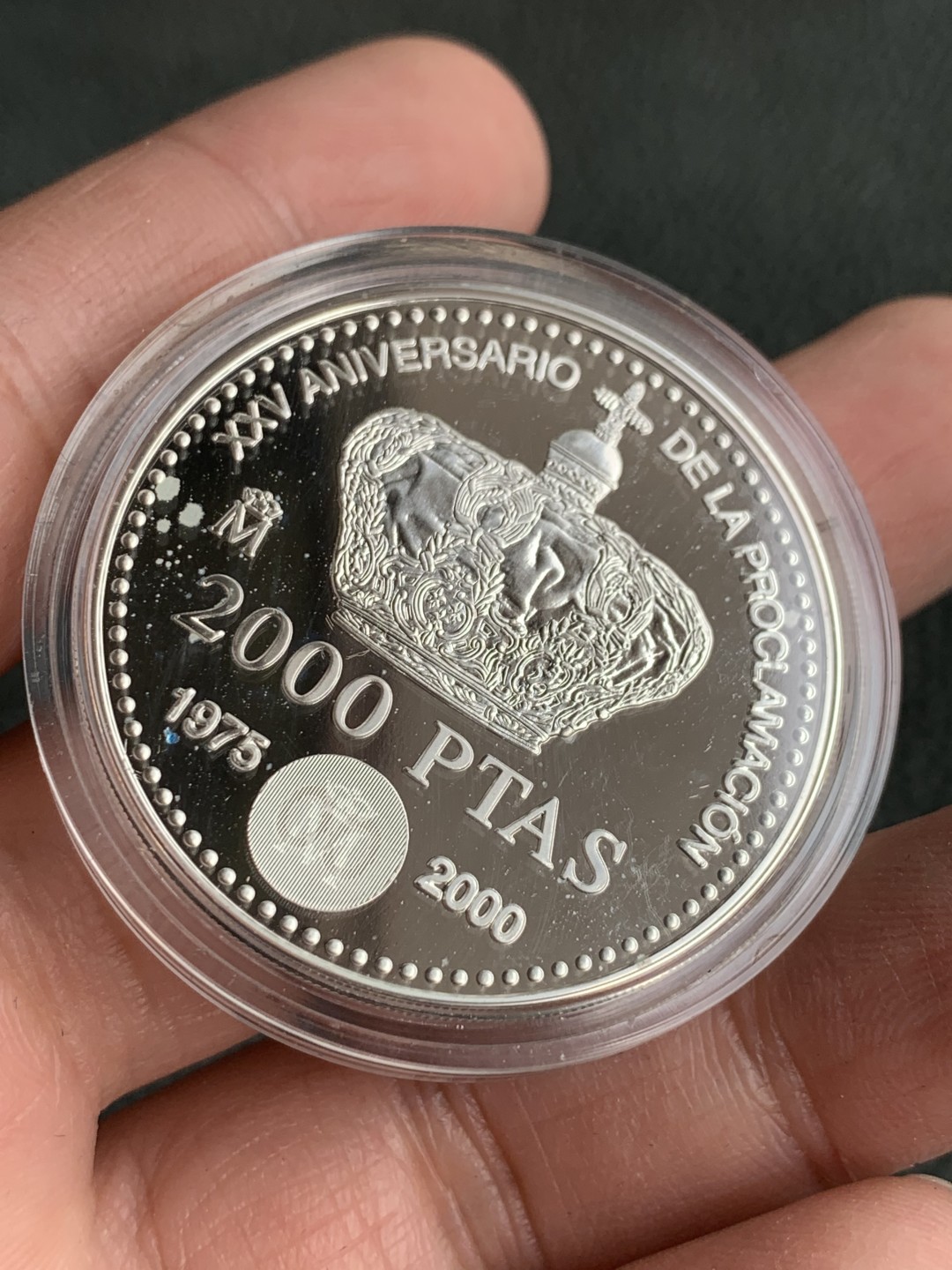 《竞宝斋》第140场-周日，周一，周四 3拍 (全场包邮) 西班牙2000年 加冕二十五周年纪念 2000比塞塔精制大银币 原盒证书