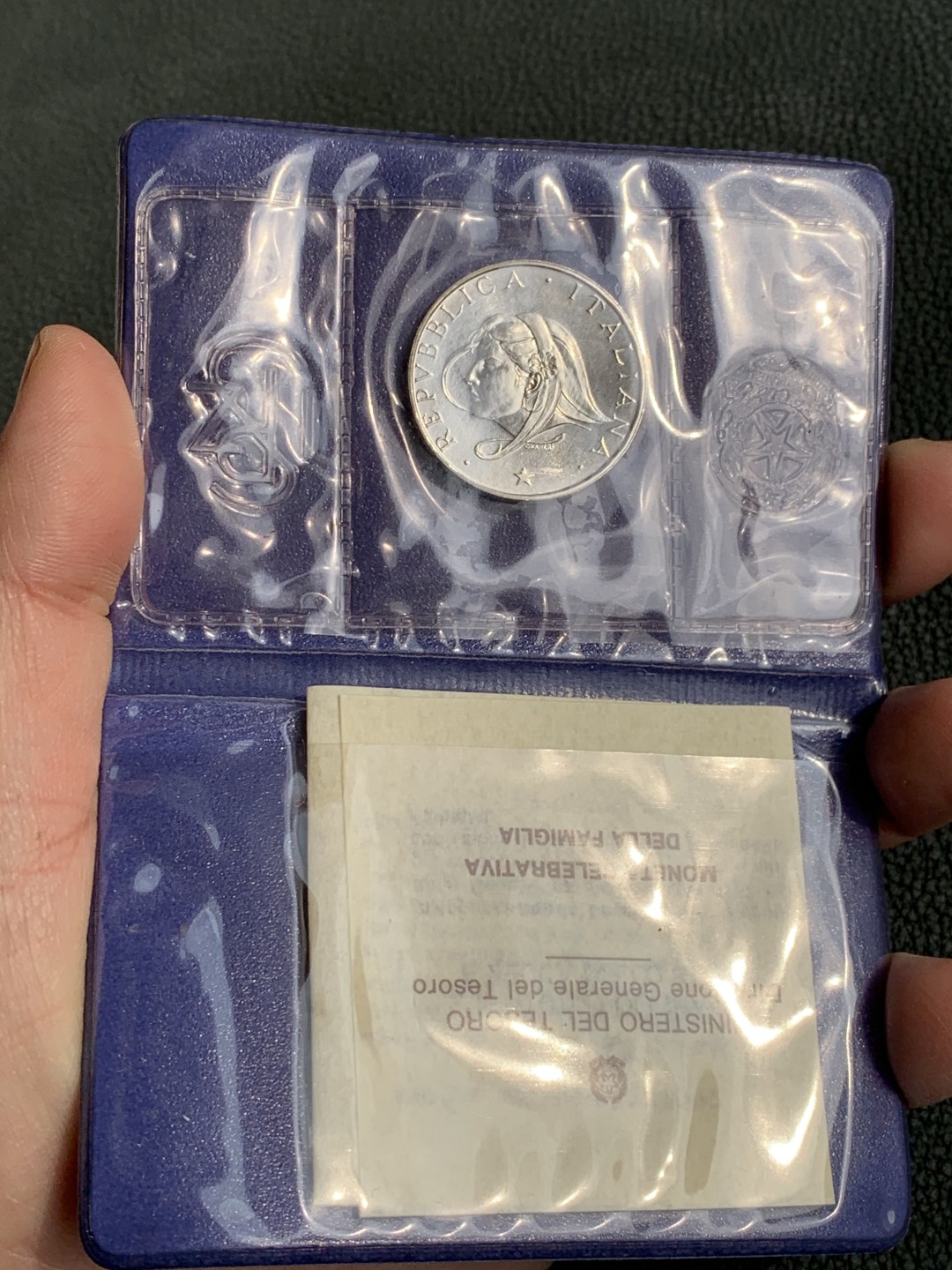 《竞宝斋》第140场-周日，周一，周四 3拍 (全场包邮) 意大利 1987年 家庭年纪念 500里拉银币 原封装带钱包