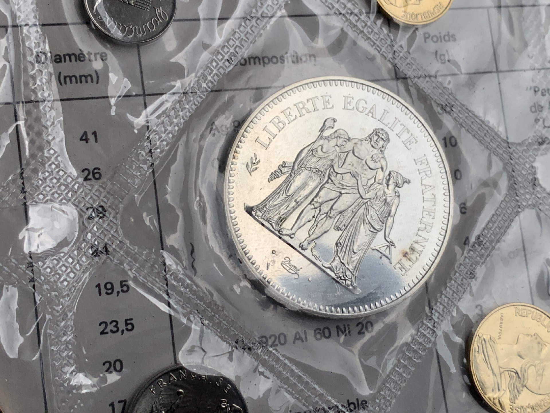 《竞宝斋》第140场-周日，周一，周四 3拍 (全场包邮) 法国1974年 九枚套 大力神50法郎是30克大银币 原盒证书