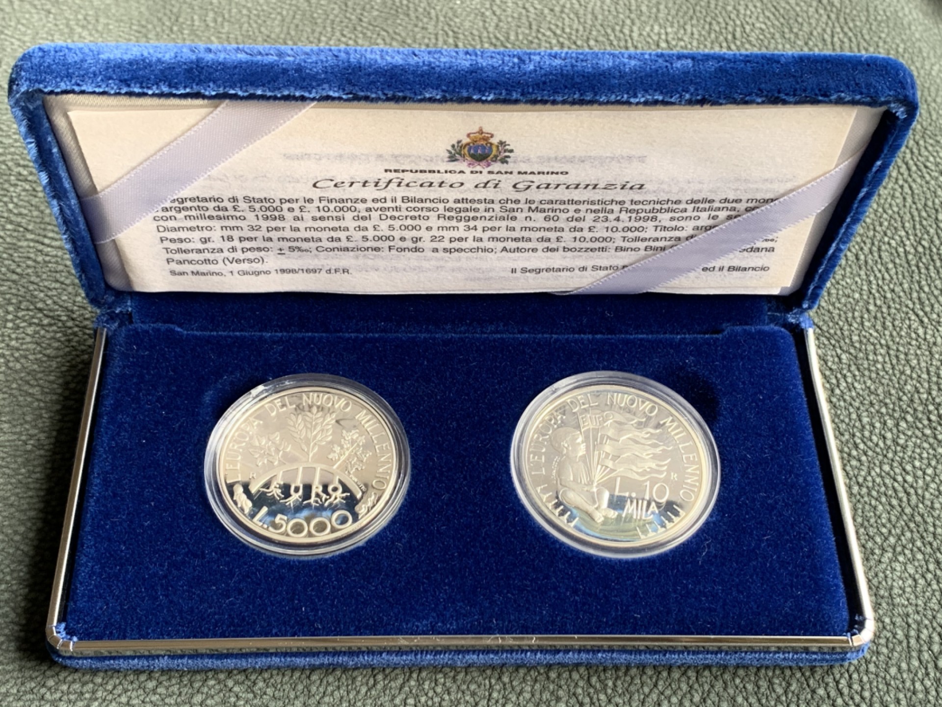 《竞宝斋》第140场-周日，周一，周四 3拍 (全场包邮) 圣马力诺1998年 千禧年系列 5000/10000里拉 精制银币 原盒证书
