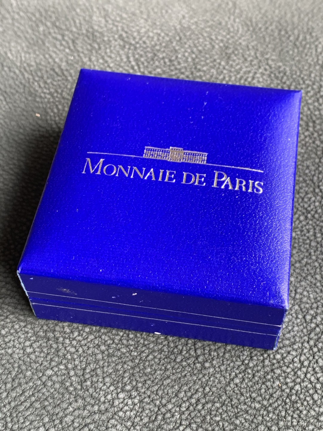 《竞宝斋》第140场-周日，周一，周四 3拍 (全场包邮) 法国2002年 蒙马特 1 1/2欧元精制大银币 PROOF 原盒证书