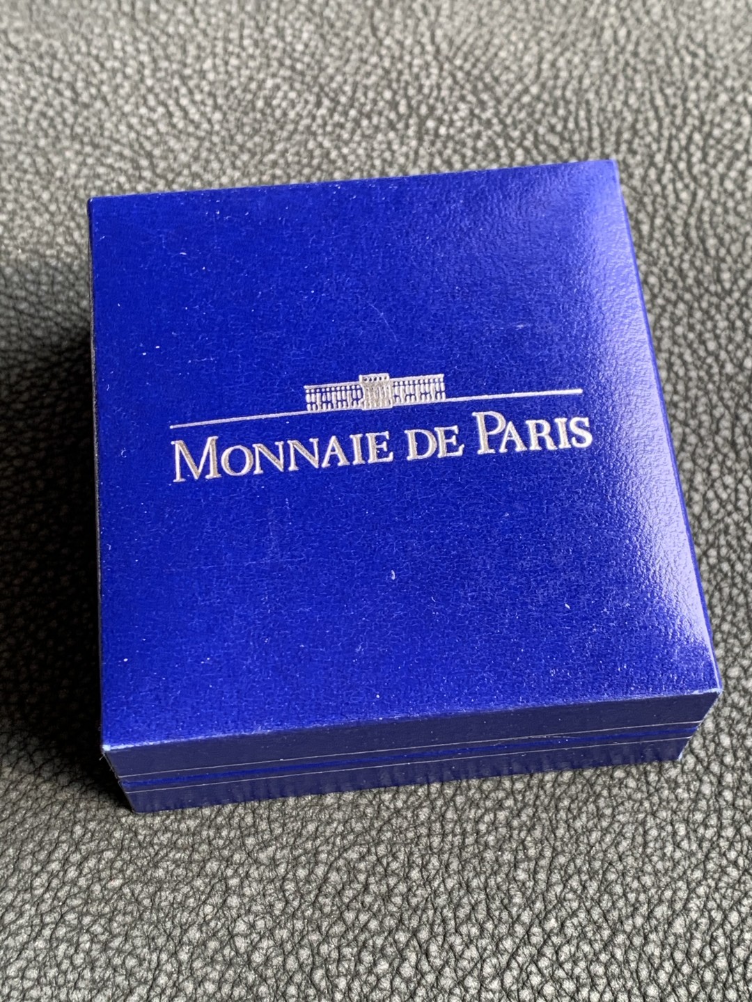 《竞宝斋》第140场-周日，周一，周四 3拍 (全场包邮) 法国2004年 诺曼底登陆纪念 1 1/2欧元 精制大银币PROOF 原盒证书带纸壳