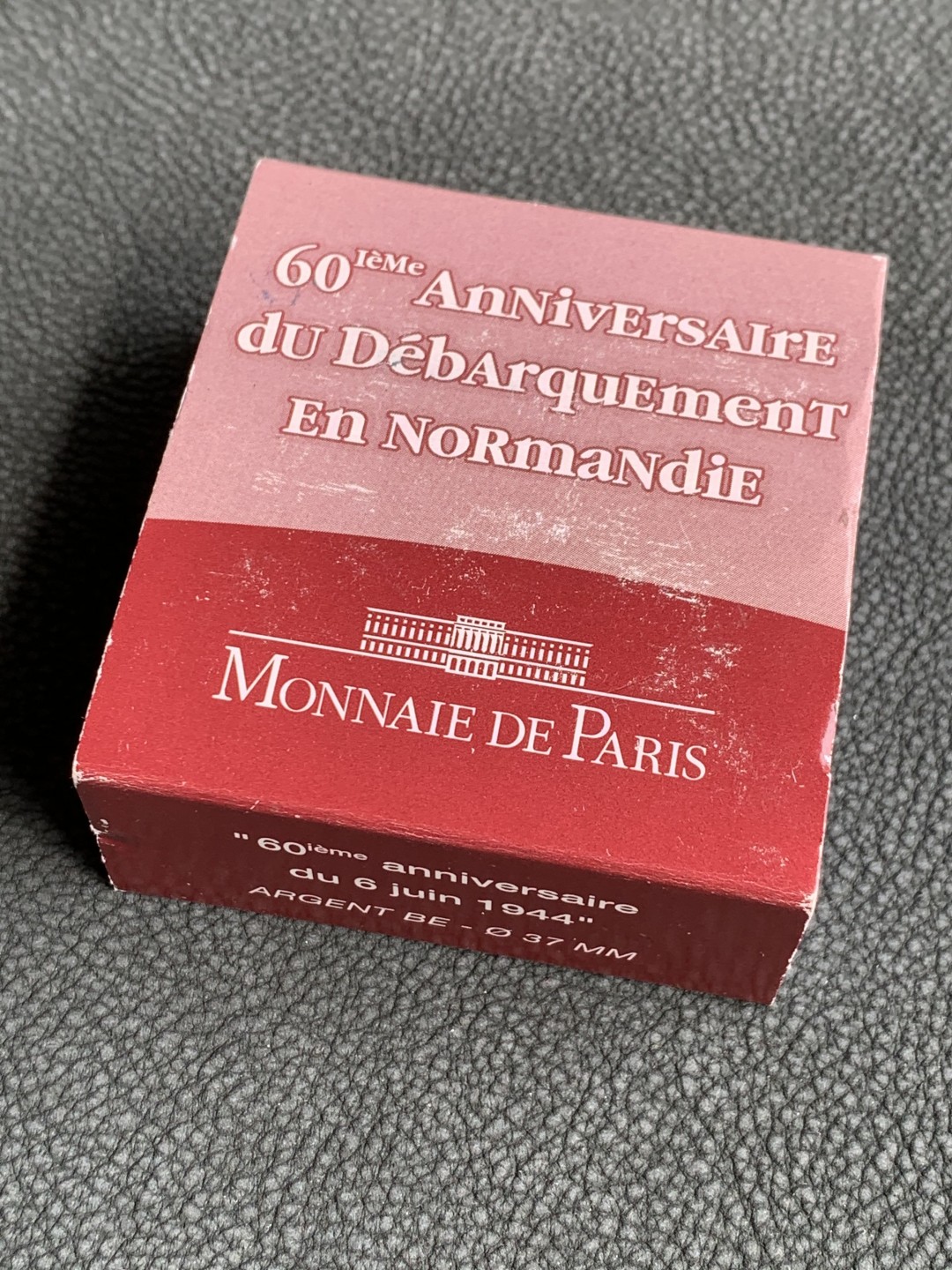 《竞宝斋》第140场-周日，周一，周四 3拍 (全场包邮) 法国2004年 诺曼底登陆纪念 1 1/2欧元 精制大银币PROOF 原盒证书带纸壳