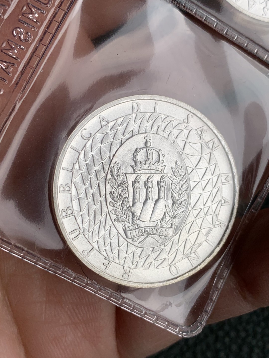 《竞宝斋》第140场-周日，周一，周四 3拍 (全场包邮) 圣马力诺1990年 大力神杯 500/1000里拉银币 原盒证书