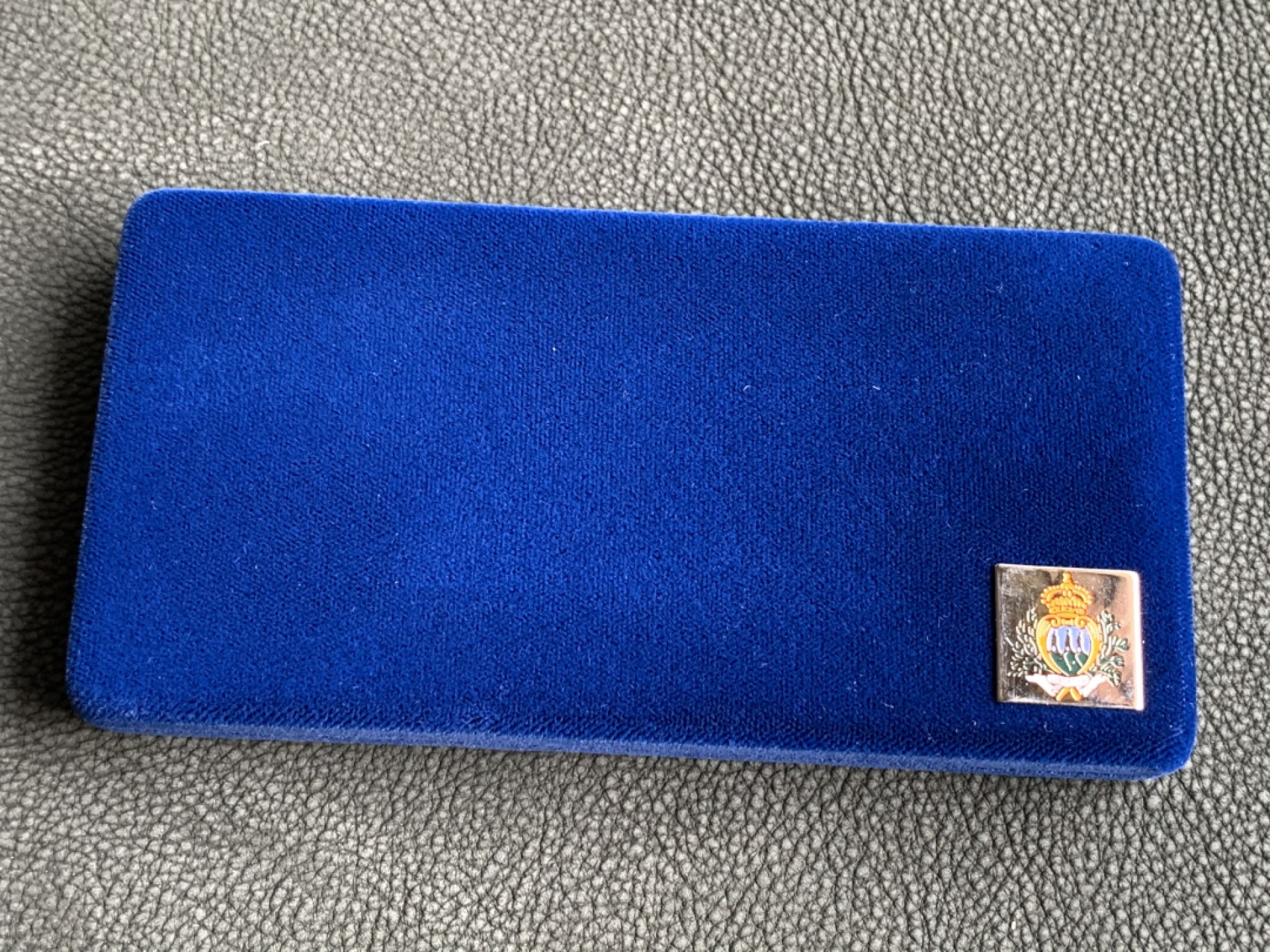 《竞宝斋》第140场-周日，周一，周四 3拍 (全场包邮) 圣马力诺2001年 告别里拉货币系列 5000/10000里拉 精制银币 原盒证书