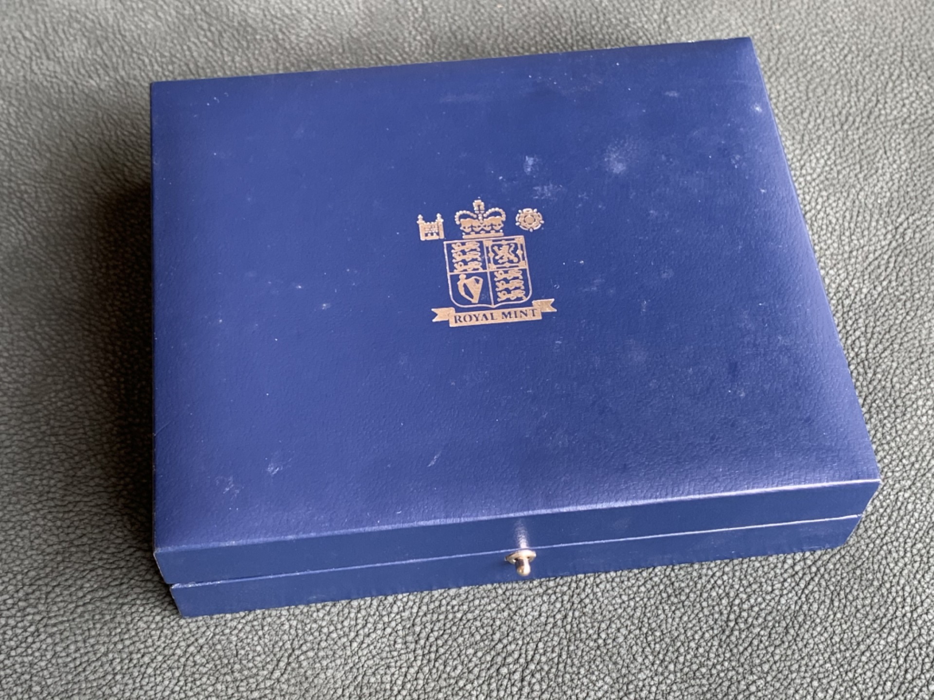 《竞宝斋》第140场-周日，周一，周四 3拍 (全场包邮) 英国2000/2001/2002年 女王加冕纪念 三枚套精制大银币 Silver (.925) • 28.28 g 总计84.84克