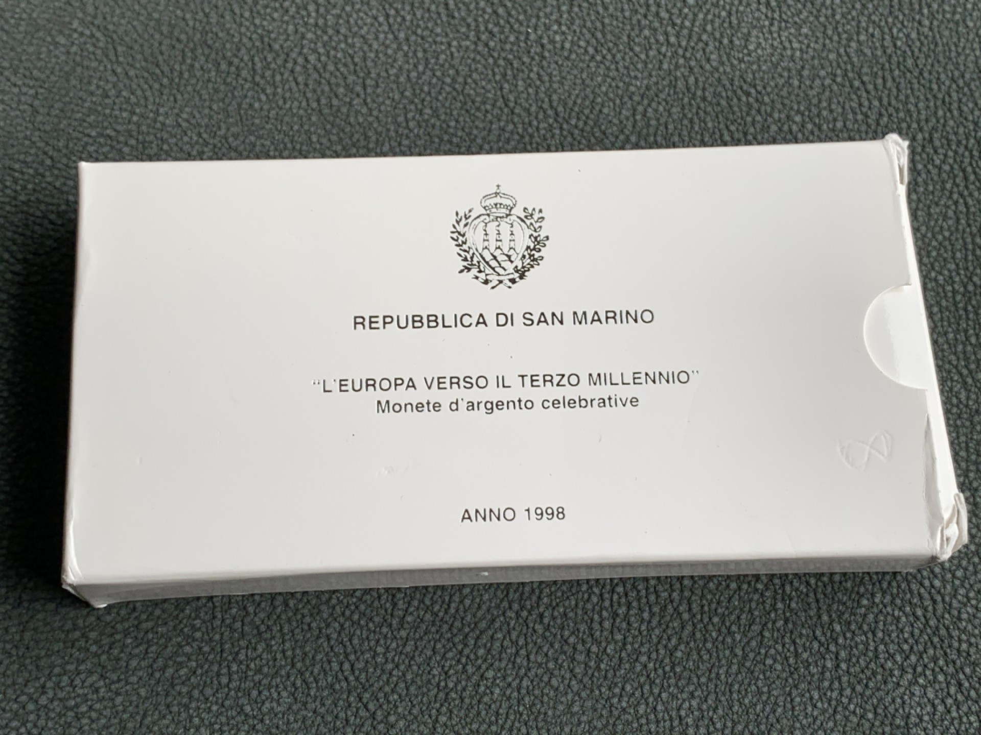 《竞宝斋》第140场-周日，周一，周四 3拍 (全场包邮) 圣马力诺1998年 千禧年系列 5000/10000里拉 精制银币 原盒证书