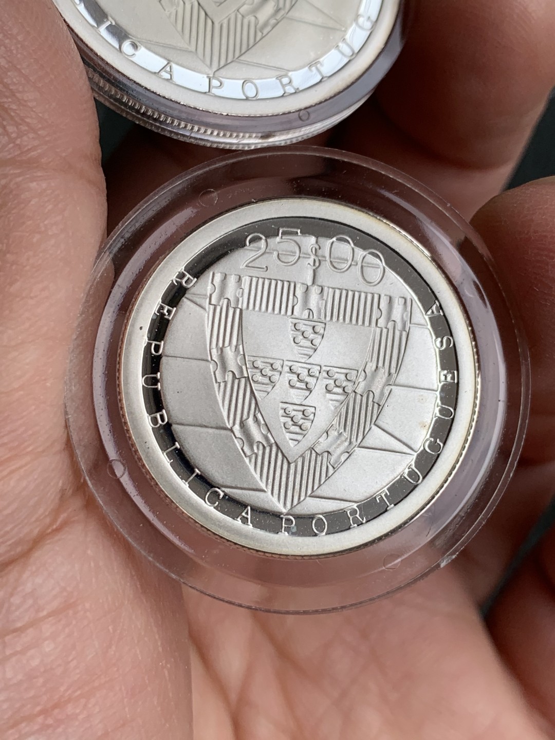 《竞宝斋》第140场-周日，周一，周四 3拍 (全场包邮) 葡萄牙 1985年 25/100埃斯库多 精制银币 原盒证书 第一次见这个品种