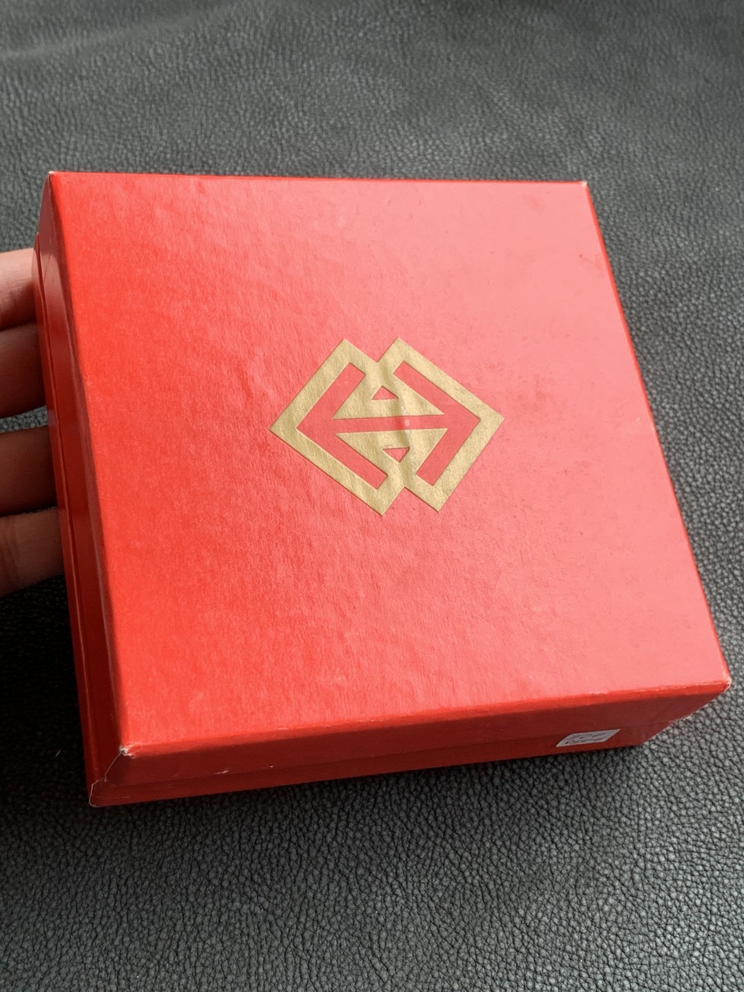 《竞宝斋》第140场-周日，周一，周四 3拍 (全场包邮) 澳门1999年 妈祖阁 100元 精制大银币 带镀金 原盒证书 非常漂亮