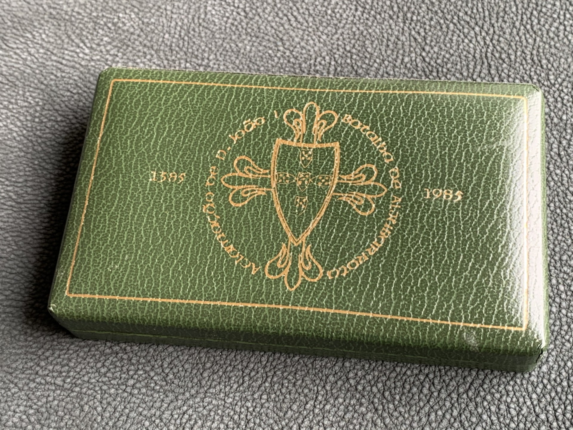 《竞宝斋》第140场-周日，周一，周四 3拍 (全场包邮) 葡萄牙 1985年 25/100埃斯库多 精制银币 原盒证书 第一次见这个品种