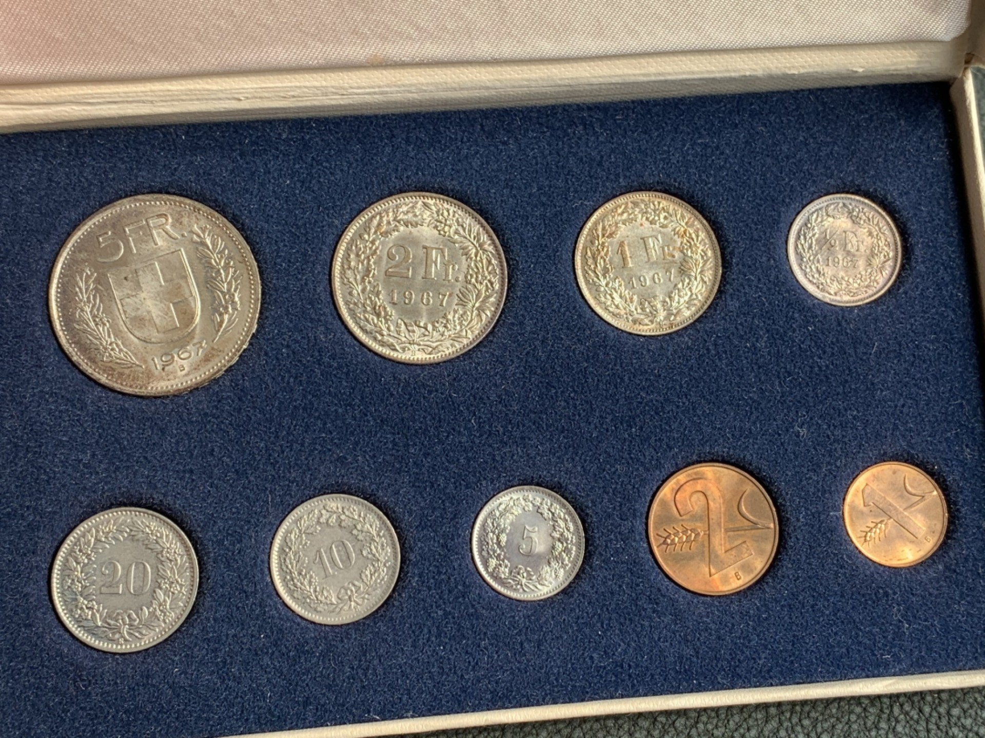 《竞宝斋》第140场-周日，周一，周四 3拍 (全场包邮) 瑞士1967年 九枚套 原装套币 其中1/2法郎-5法郎四枚都是银币 顶级品相 非常漂亮
