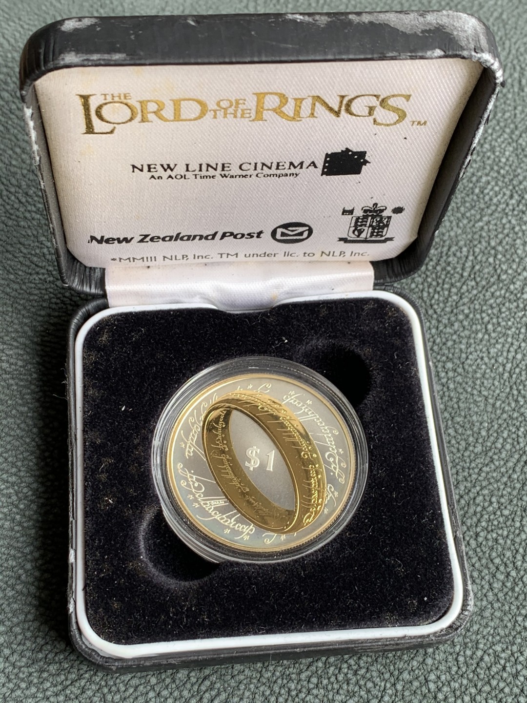 《竞宝斋》第140场-周日，周一，周四 3拍 (全场包邮) 新西兰2003年 指环王镀金戒指 1元 精制大银币 28.28克 925银 原盒证书 非常稀少